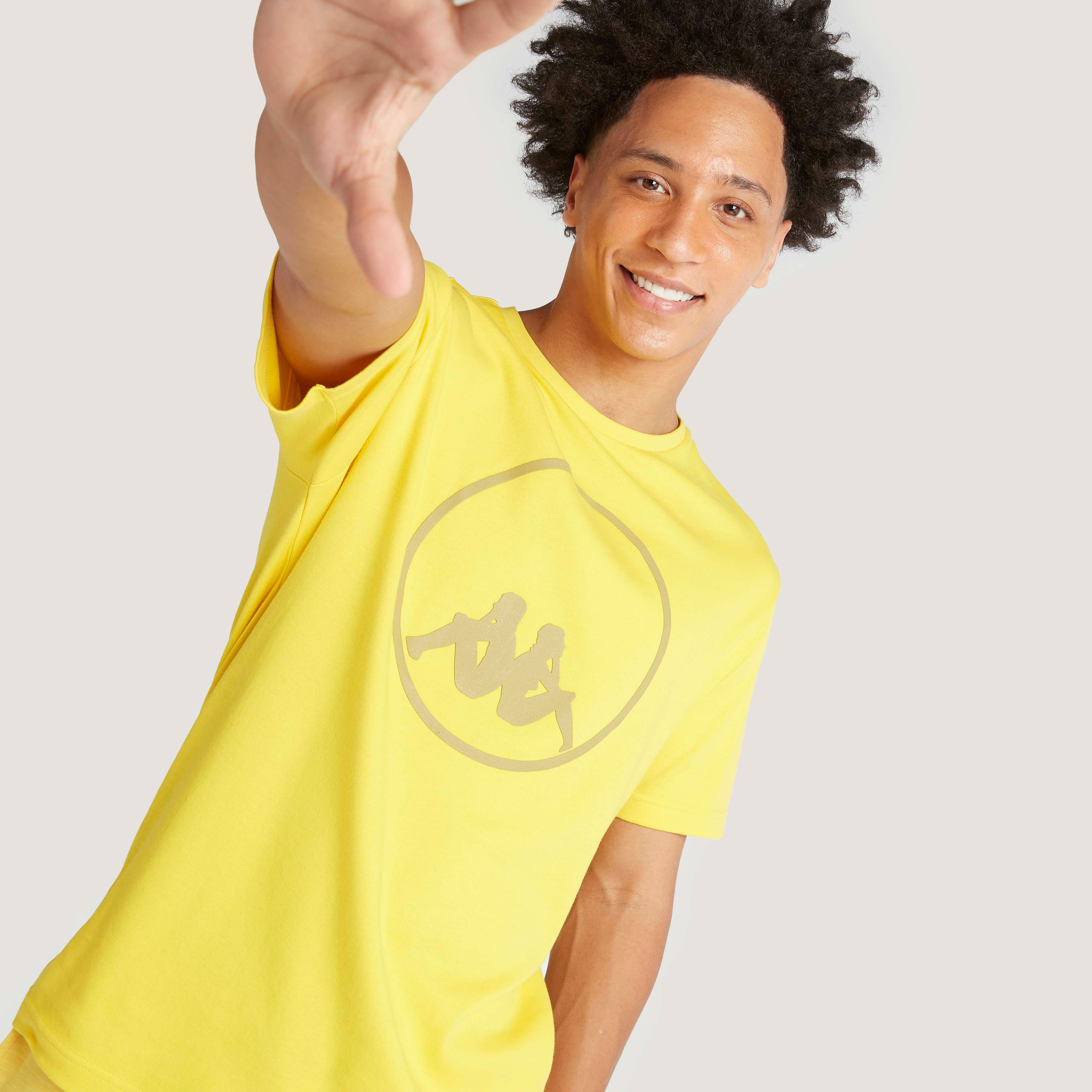 تيشيرت بياقة ضيّقة وأكمام قصيرة وطبعات من كابا-men-clothing-sportswearandactivewear-tshirtsandpolos-image-2