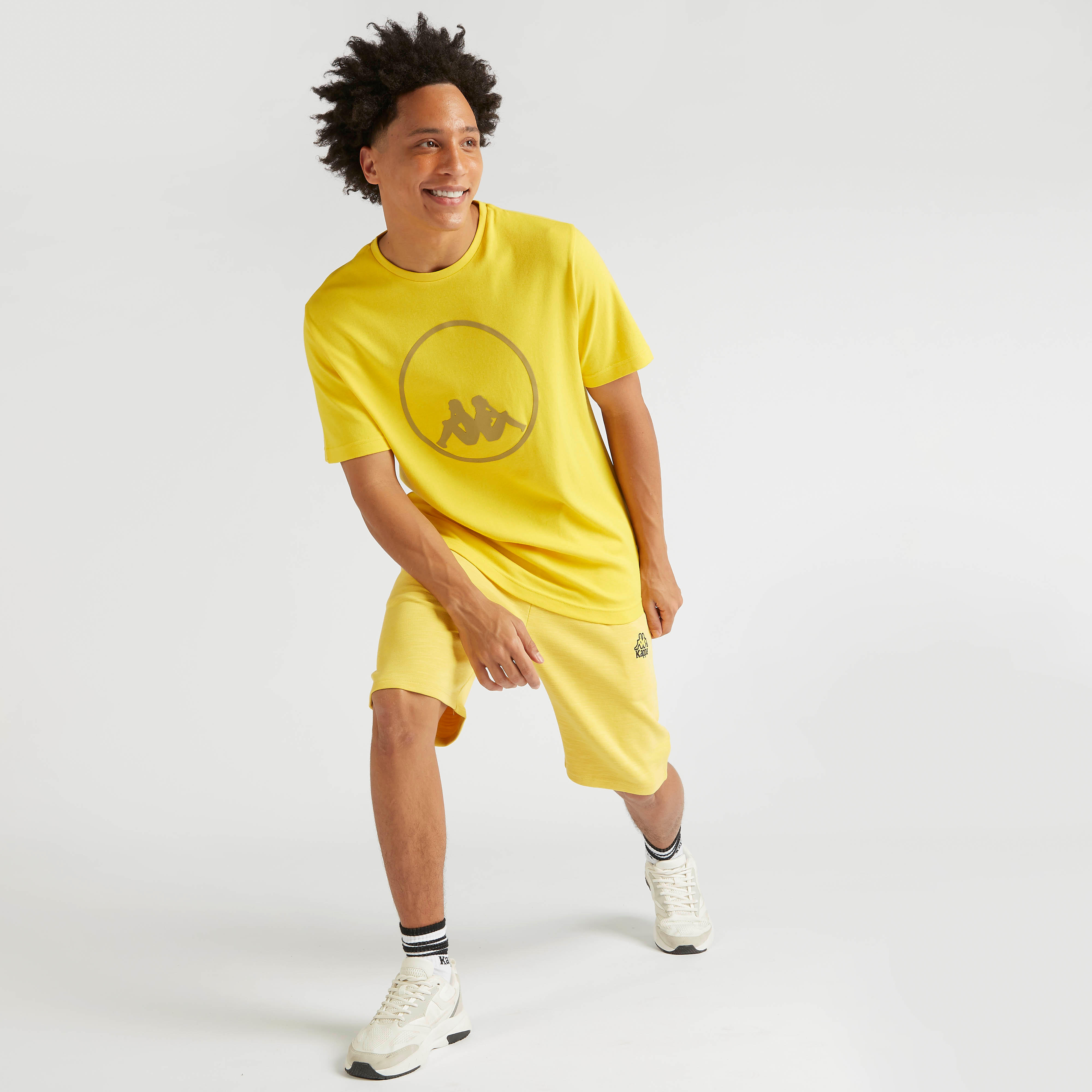 تيشيرت بياقة ضيّقة وأكمام قصيرة وطبعات من كابا-men-clothing-sportswearandactivewear-tshirtsandpolos-image-3