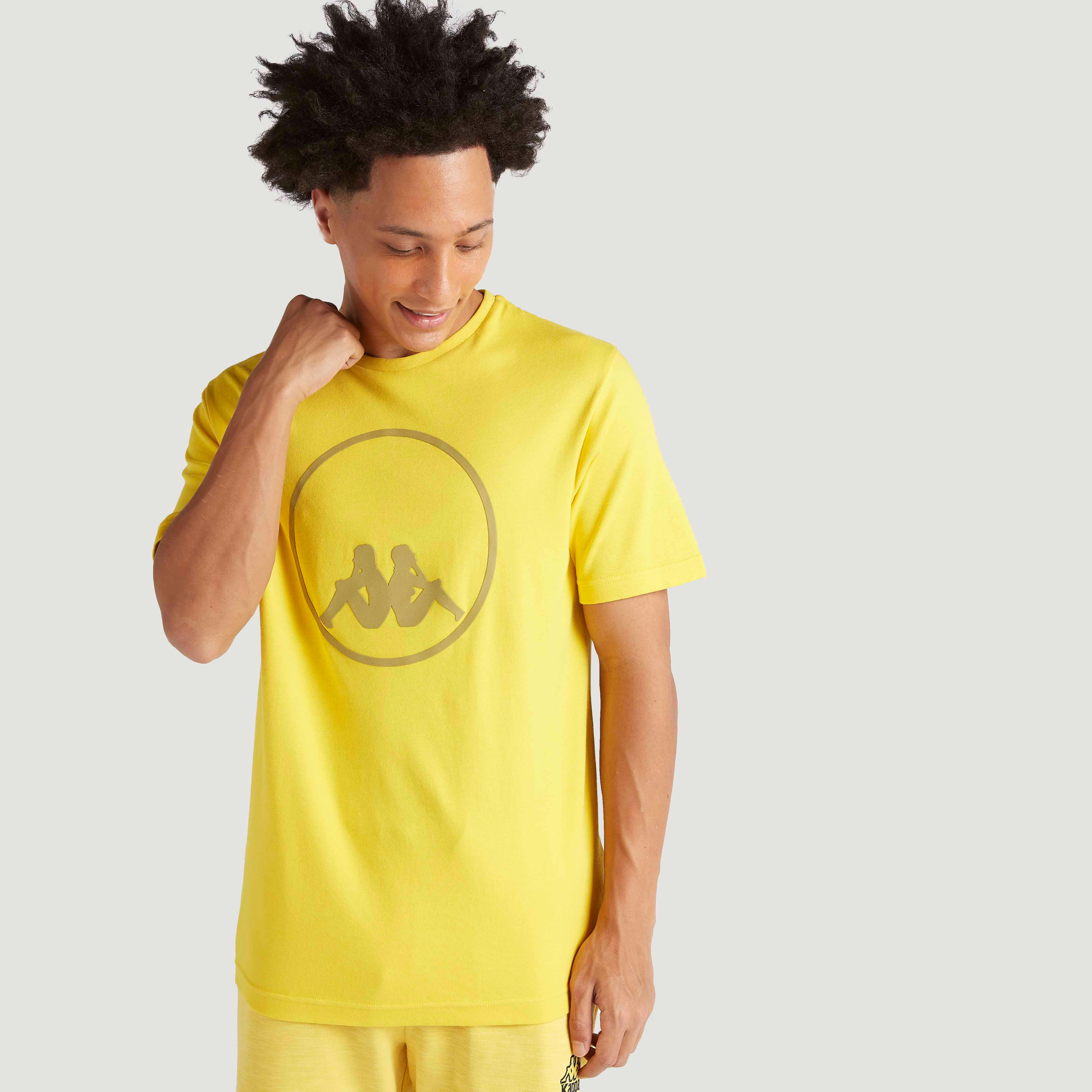 تيشيرت بياقة ضيّقة وأكمام قصيرة وطبعات من كابا-men-clothing-sportswearandactivewear-tshirtsandpolos-image-5