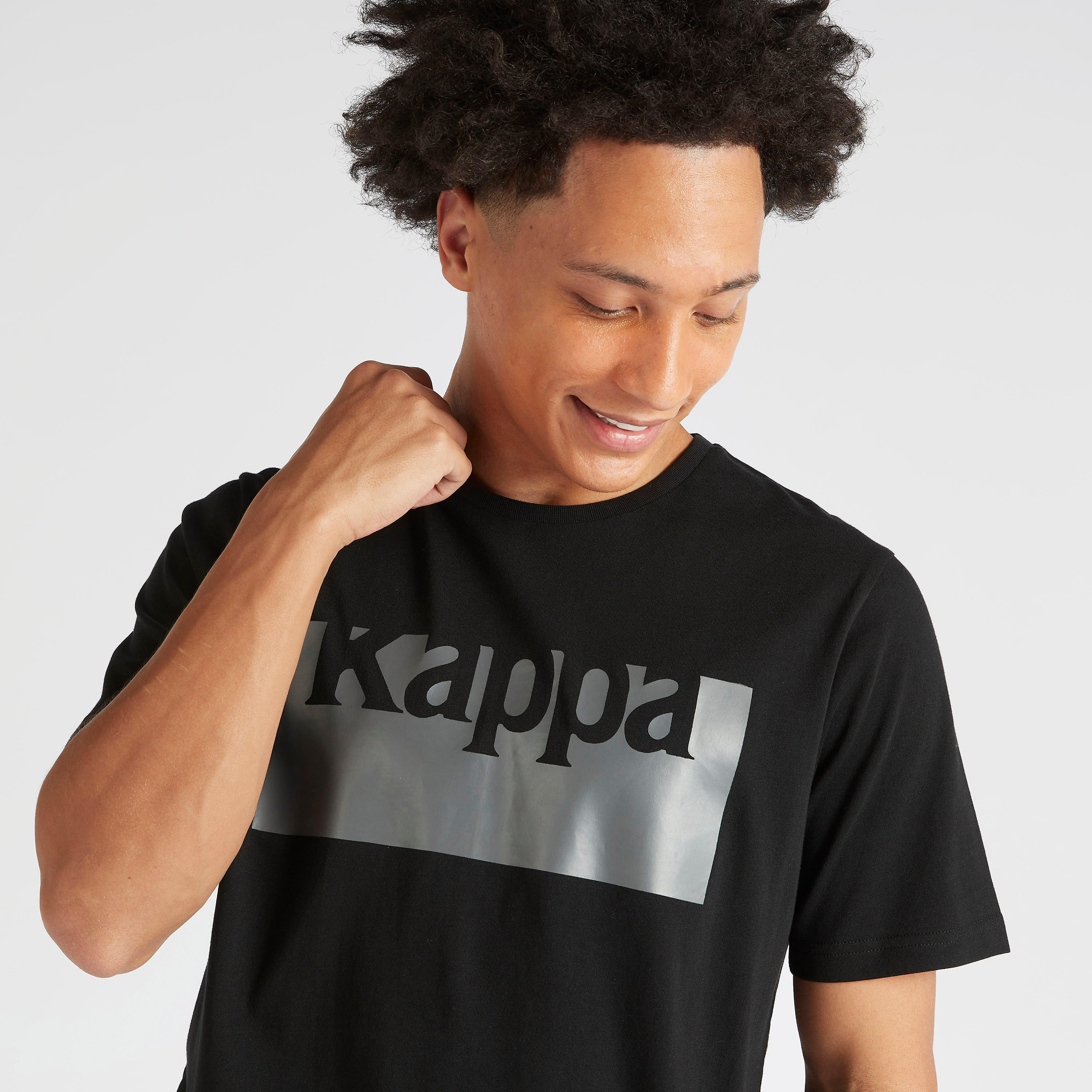 تيشيرت بياقة ضيّقة وأكمام قصيرة وطبعات شعار من كابا-men-clothing-sportswearandactivewear-tshirtsandpolos-image-5