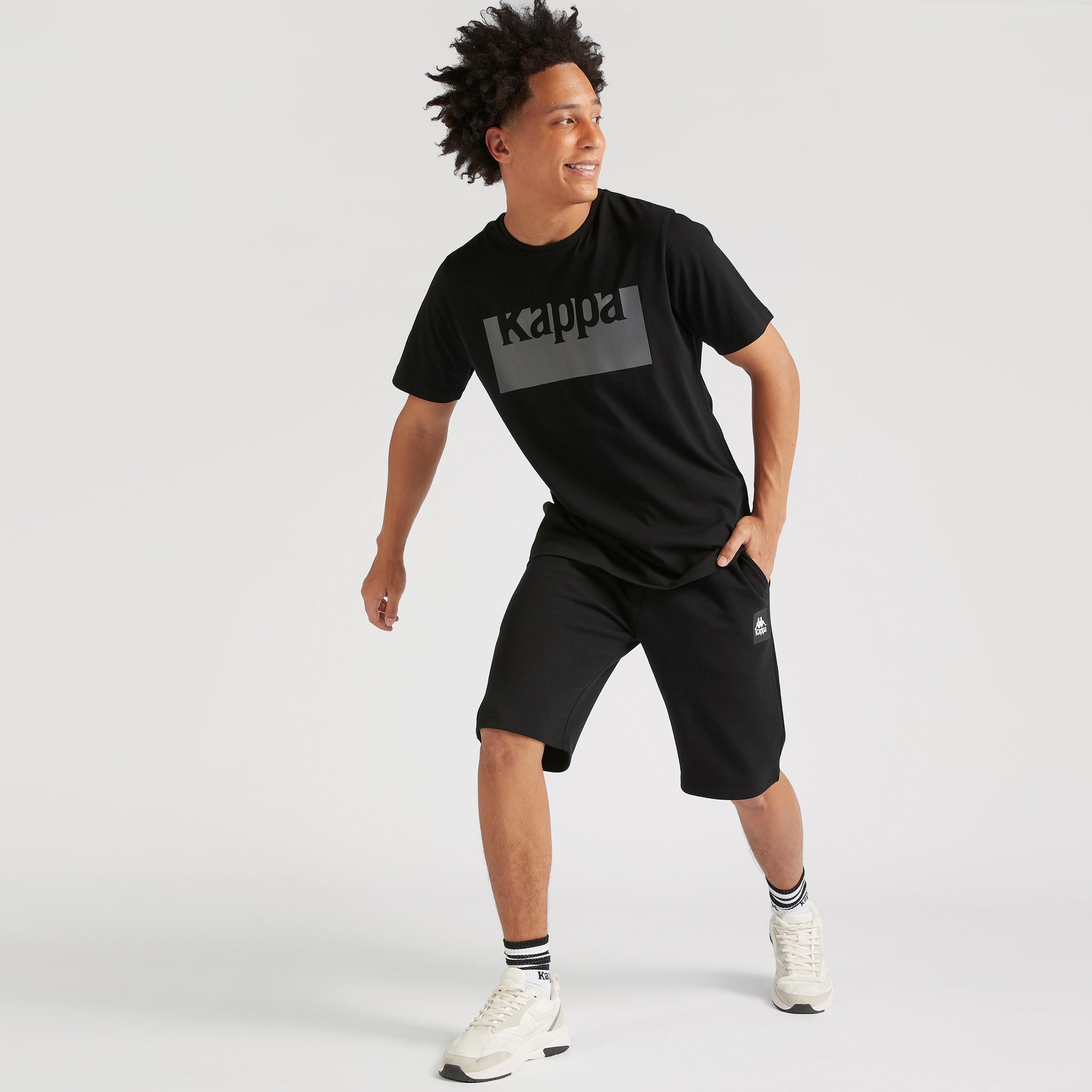 تيشيرت بياقة ضيّقة وأكمام قصيرة وطبعات شعار من كابا-men-clothing-sportswearandactivewear-tshirtsandpolos-image-4