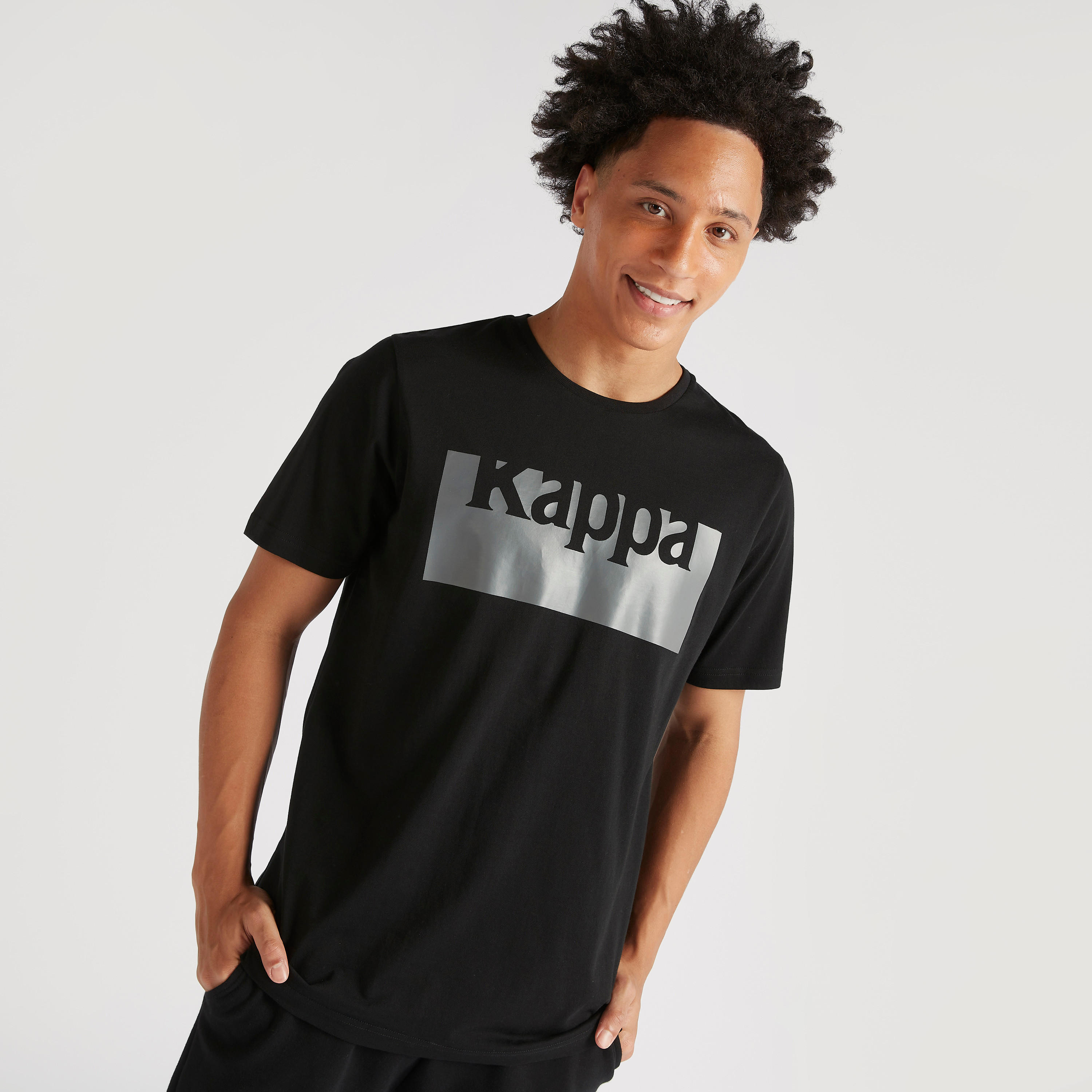 تيشيرت بياقة ضيّقة وأكمام قصيرة وطبعات شعار من كابا-men-clothing-sportswearandactivewear-tshirtsandpolos-image-3