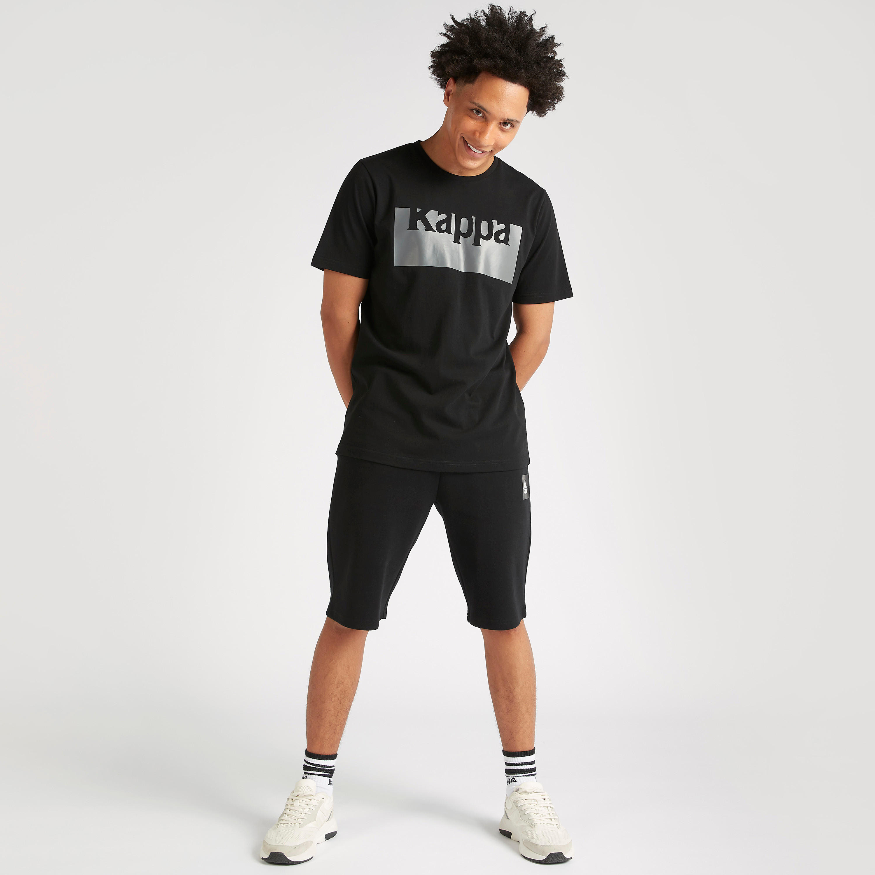 تيشيرت بياقة ضيّقة وأكمام قصيرة وطبعات شعار من كابا-men-clothing-sportswearandactivewear-tshirtsandpolos-image-1