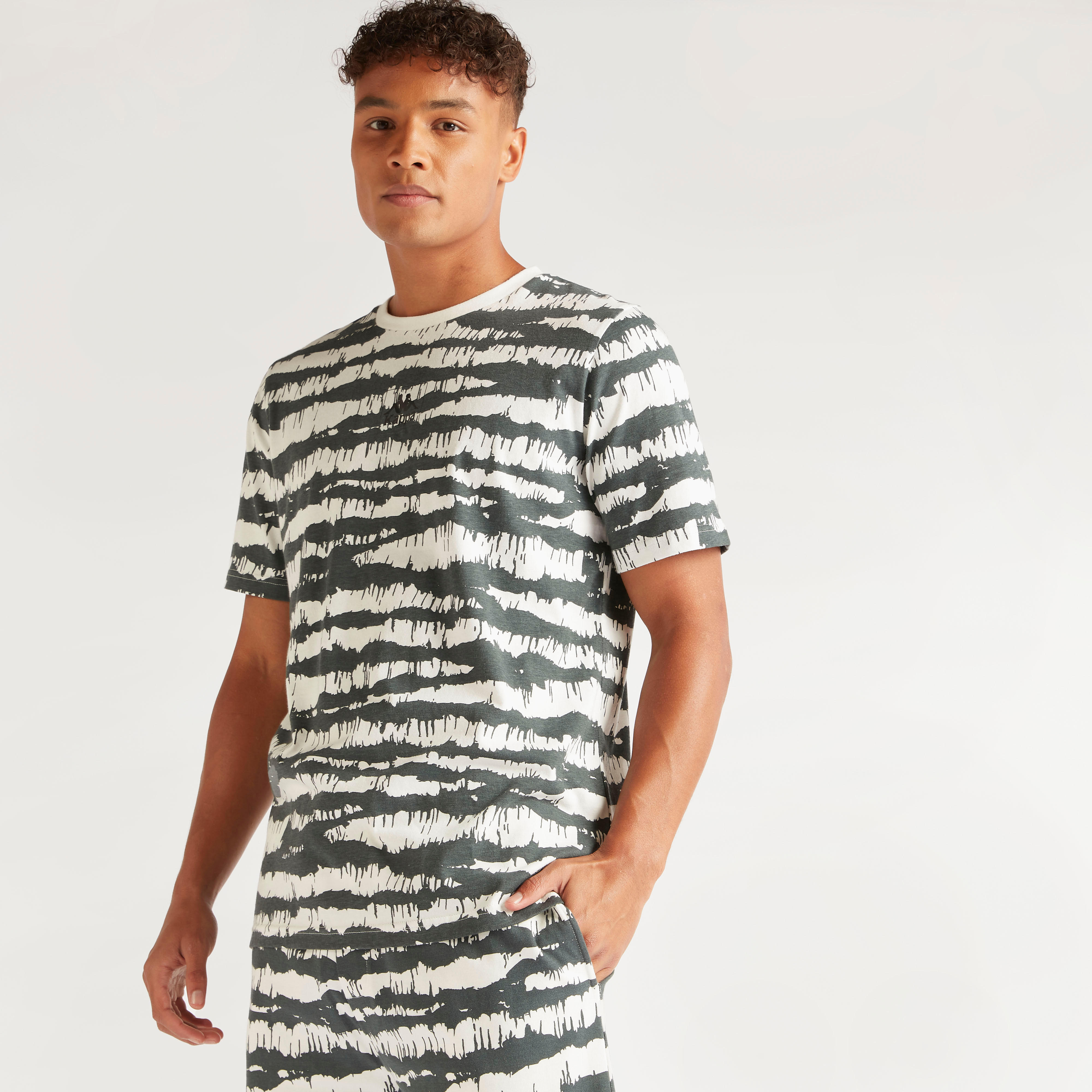 تيشيرت بياقة ضيّقة وأكمام قصيرة وطبعات من كابا-men-clothing-sportswearandactivewear-tshirtsandpolos-image-1