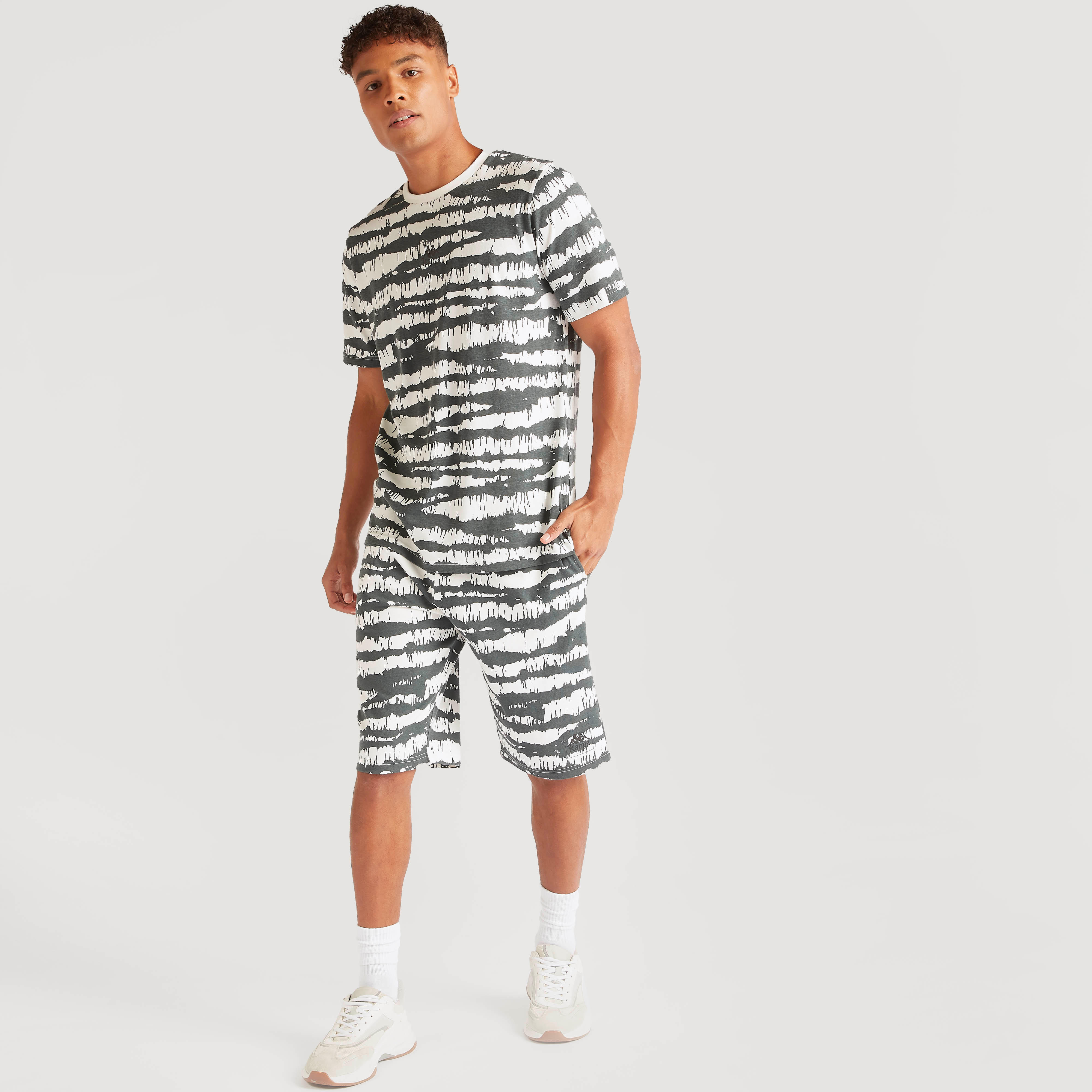 تيشيرت بياقة ضيّقة وأكمام قصيرة وطبعات من كابا-men-clothing-sportswearandactivewear-tshirtsandpolos-image-2