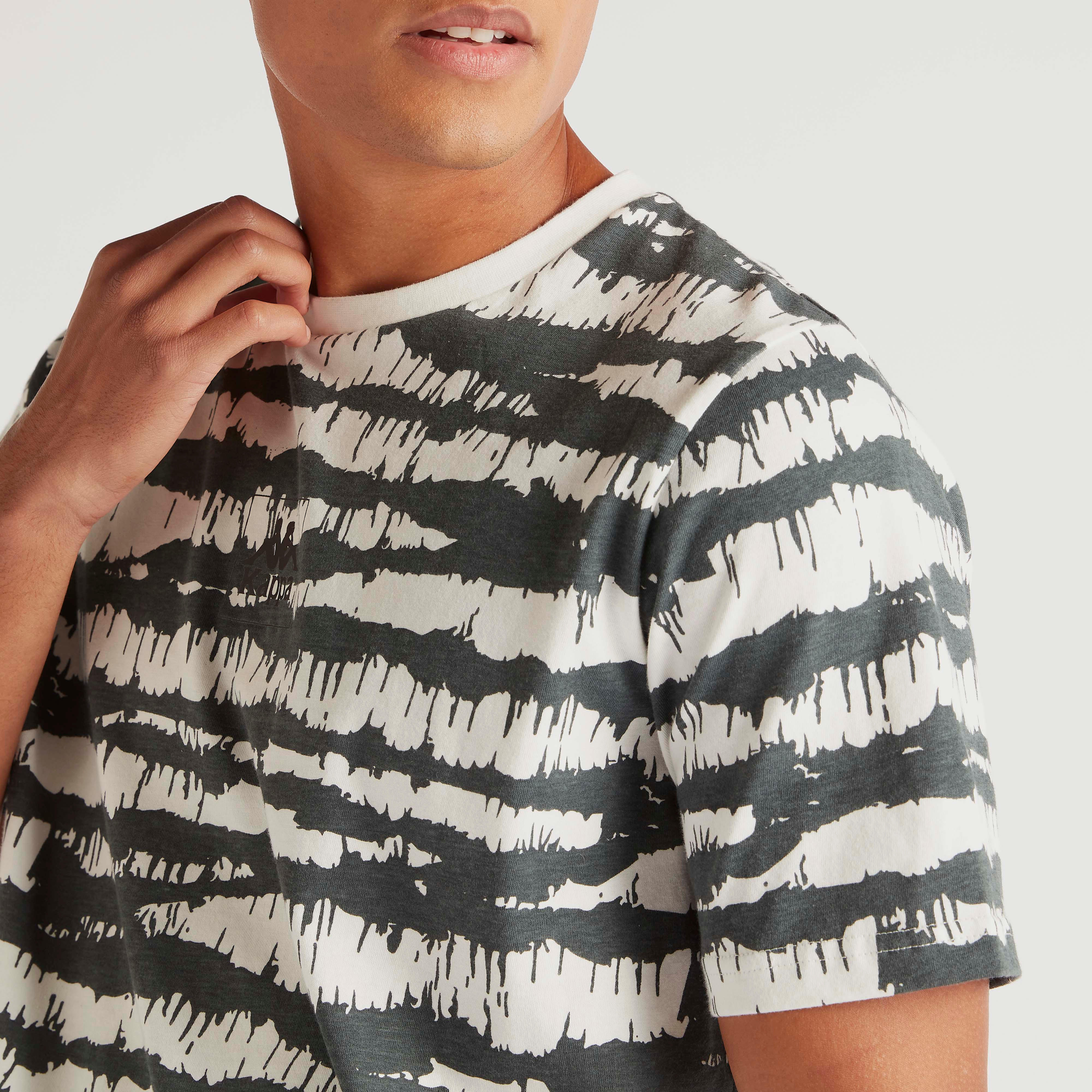 تيشيرت بياقة ضيّقة وأكمام قصيرة وطبعات من كابا-men-clothing-sportswearandactivewear-tshirtsandpolos-image-3