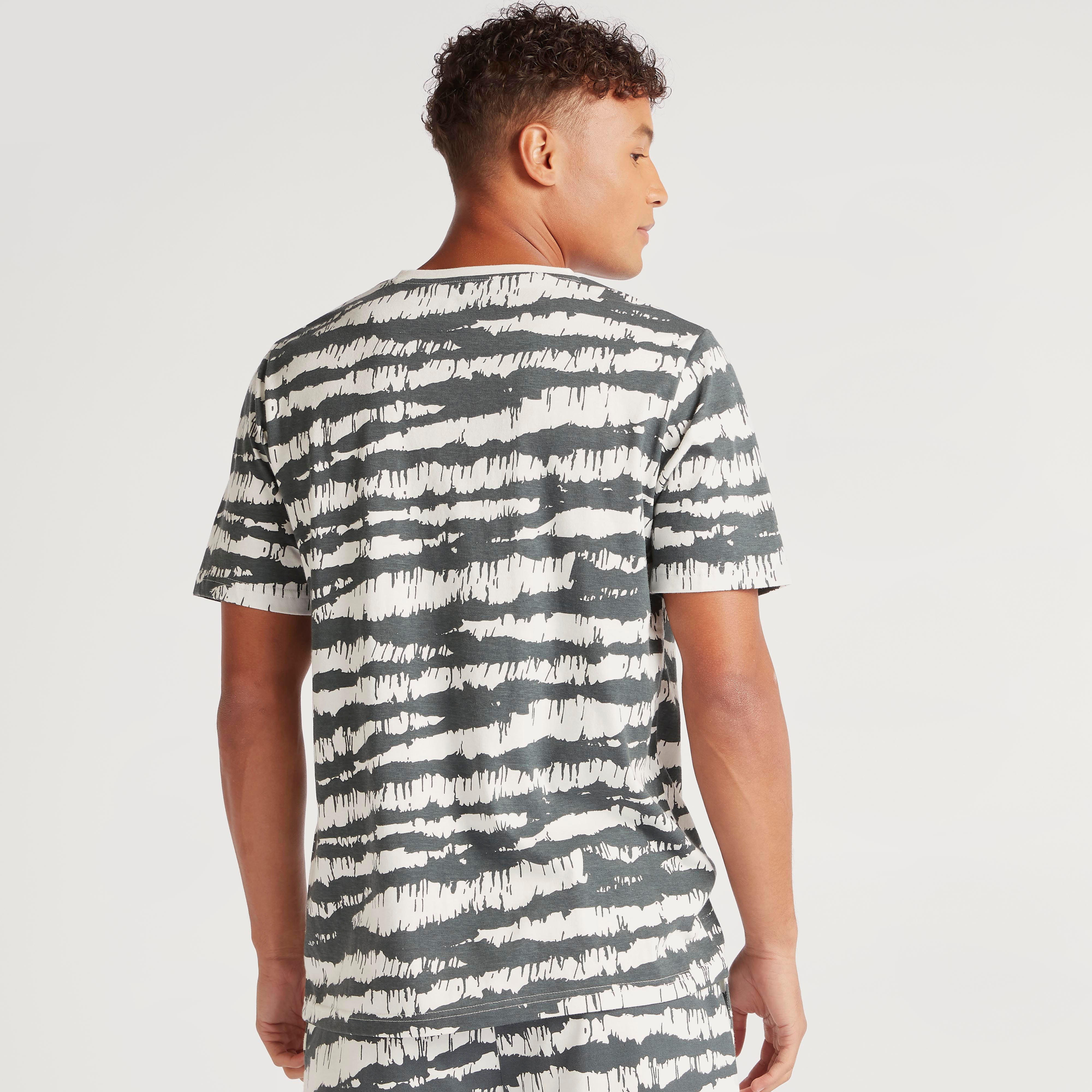 تيشيرت بياقة ضيّقة وأكمام قصيرة وطبعات من كابا-men-clothing-sportswearandactivewear-tshirtsandpolos-image-4