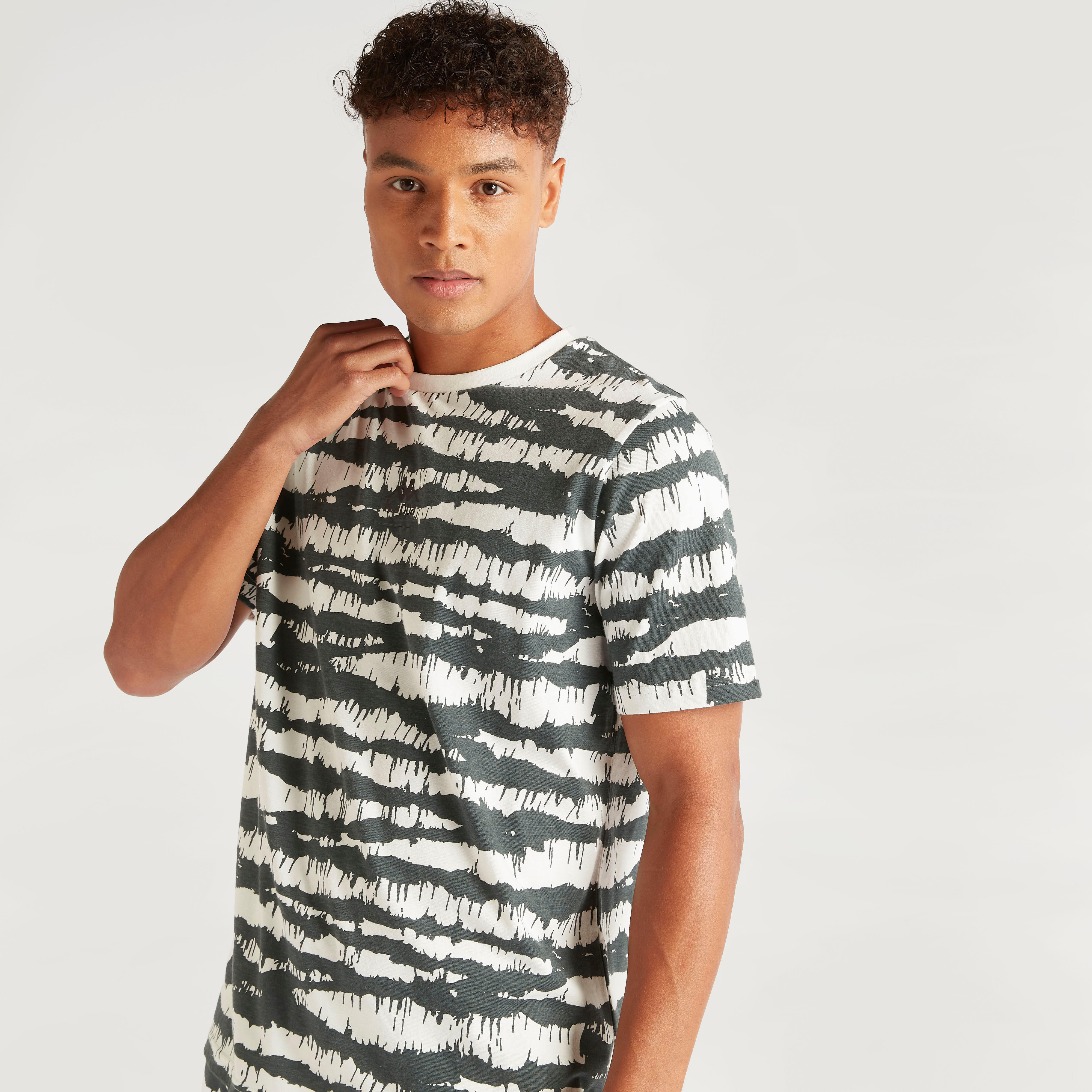 تيشيرت بياقة ضيّقة وأكمام قصيرة وطبعات من كابا-men-clothing-sportswearandactivewear-tshirtsandpolos-image-5