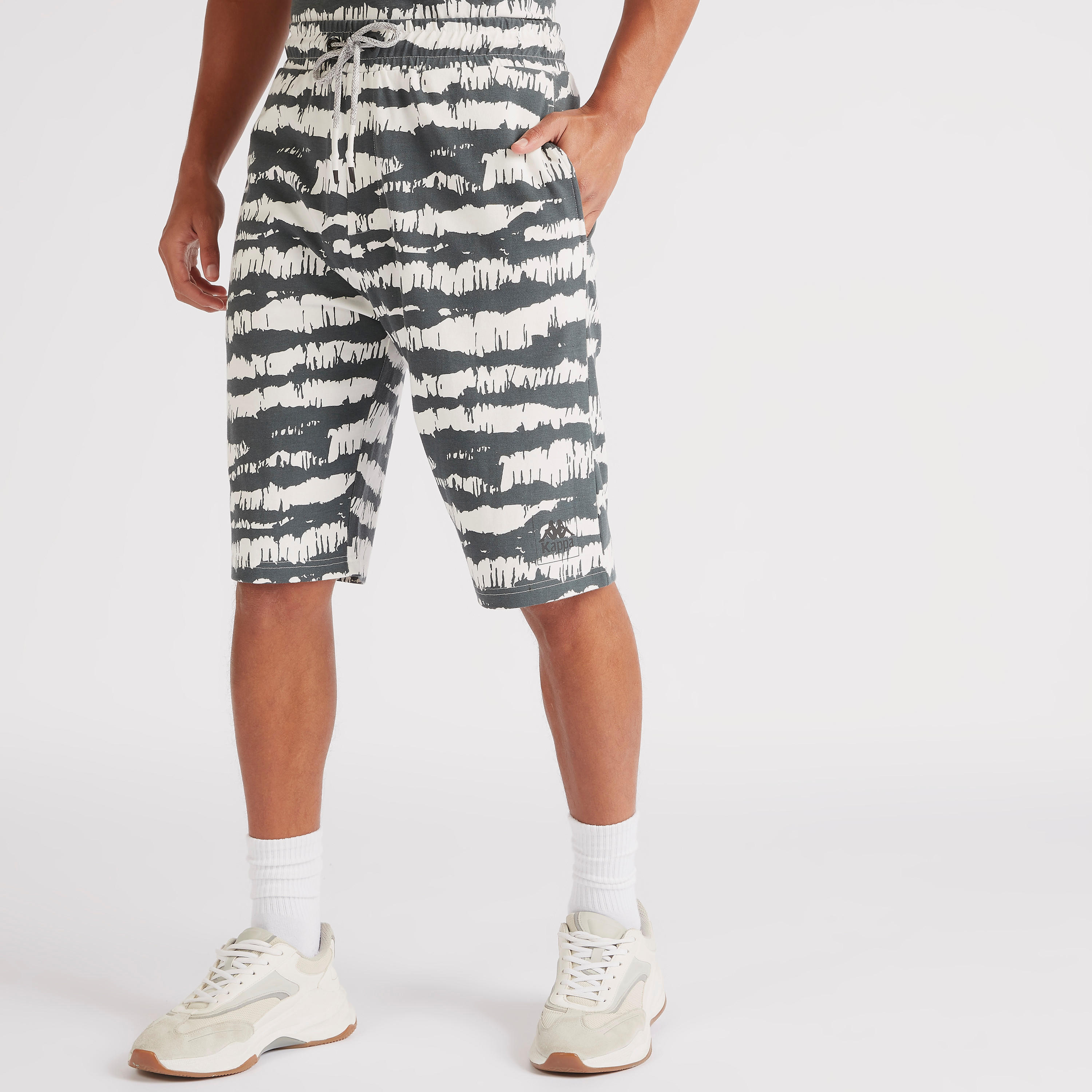 شورت برباط إغلاق وجيوب وطبعات من كابا-men-clothing-sportswearandactivewear-bottoms-image-5