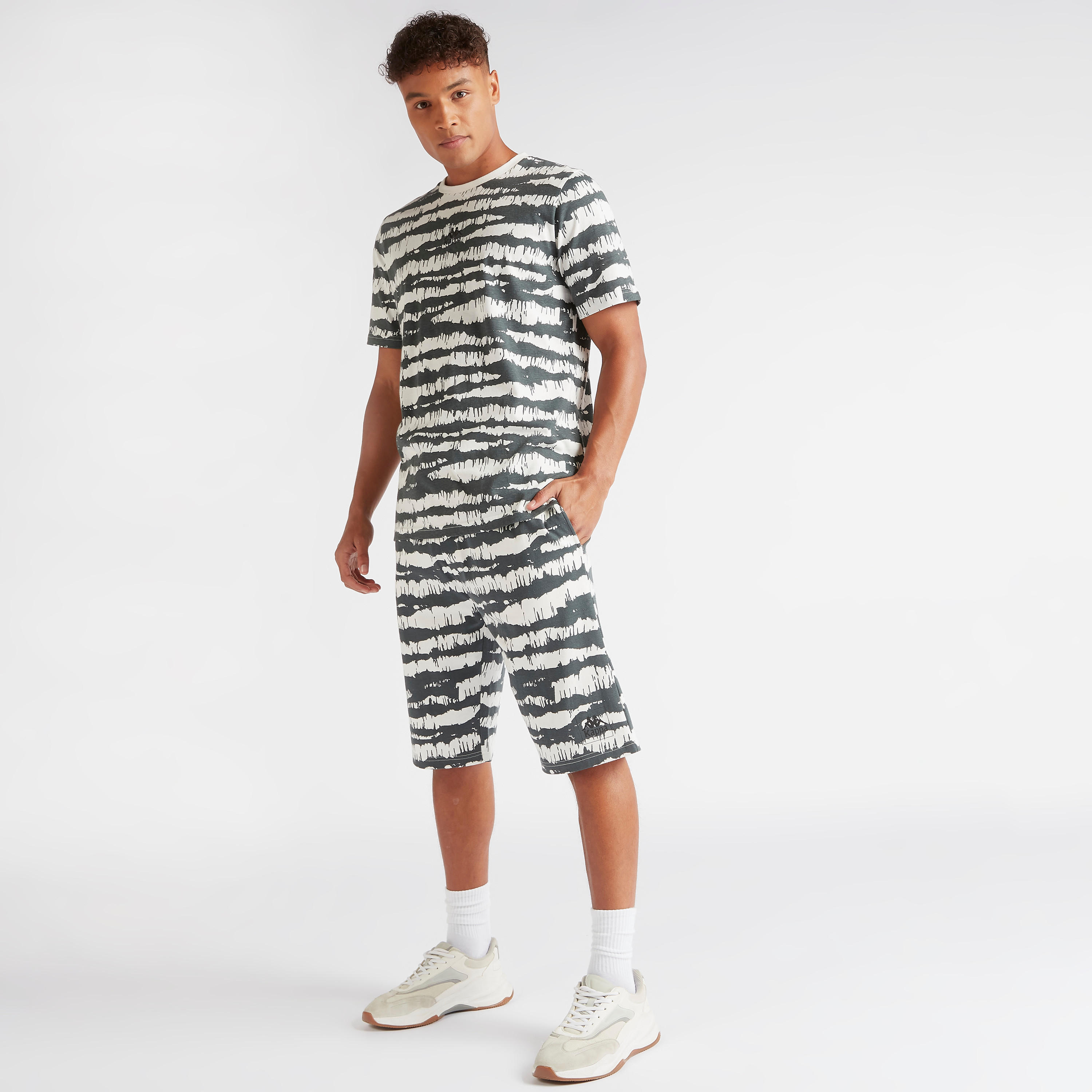 شورت برباط إغلاق وجيوب وطبعات من كابا-men-clothing-sportswearandactivewear-bottoms-image-4