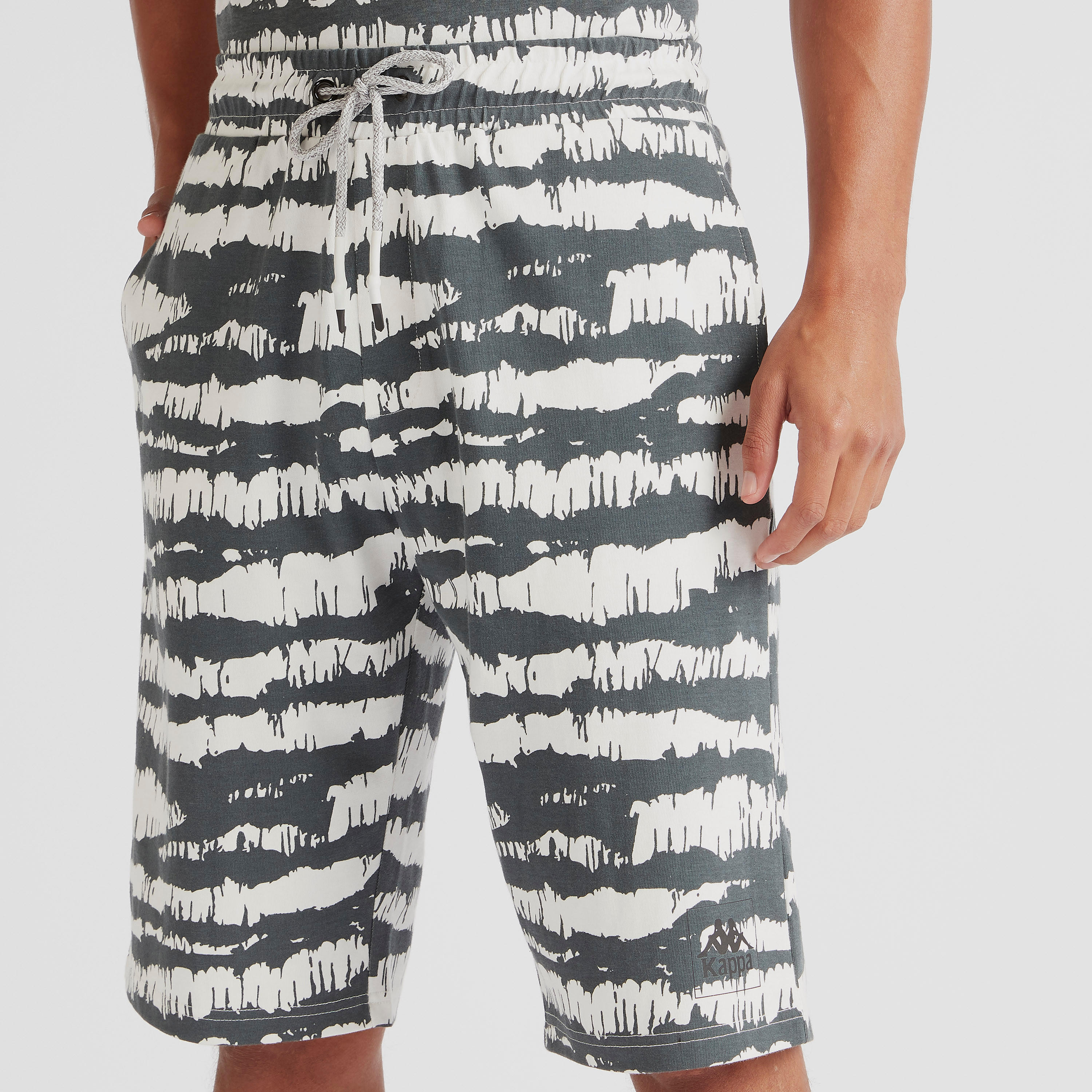 شورت برباط إغلاق وجيوب وطبعات من كابا-men-clothing-sportswearandactivewear-bottoms-image-3