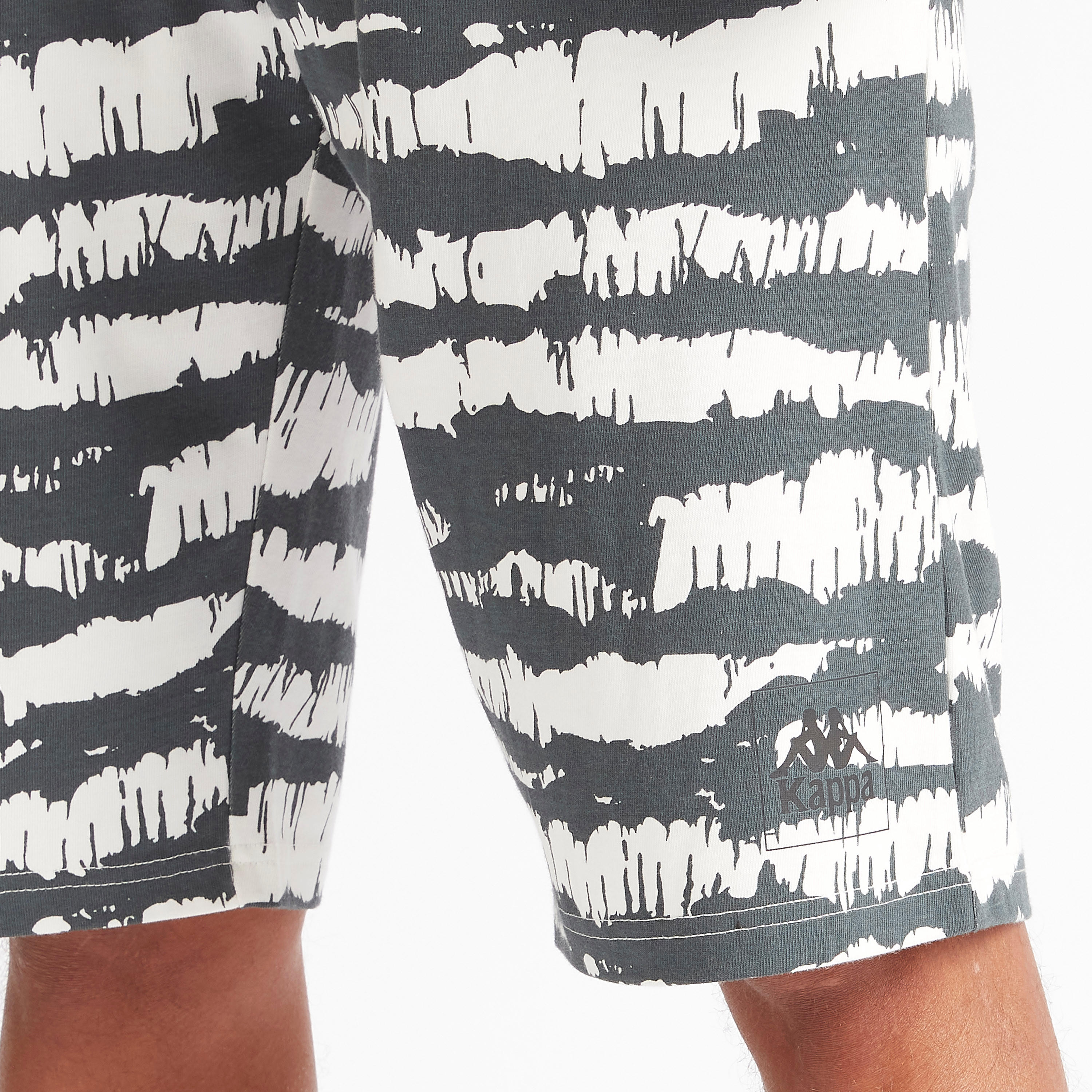 شورت برباط إغلاق وجيوب وطبعات من كابا-men-clothing-sportswearandactivewear-bottoms-image-1