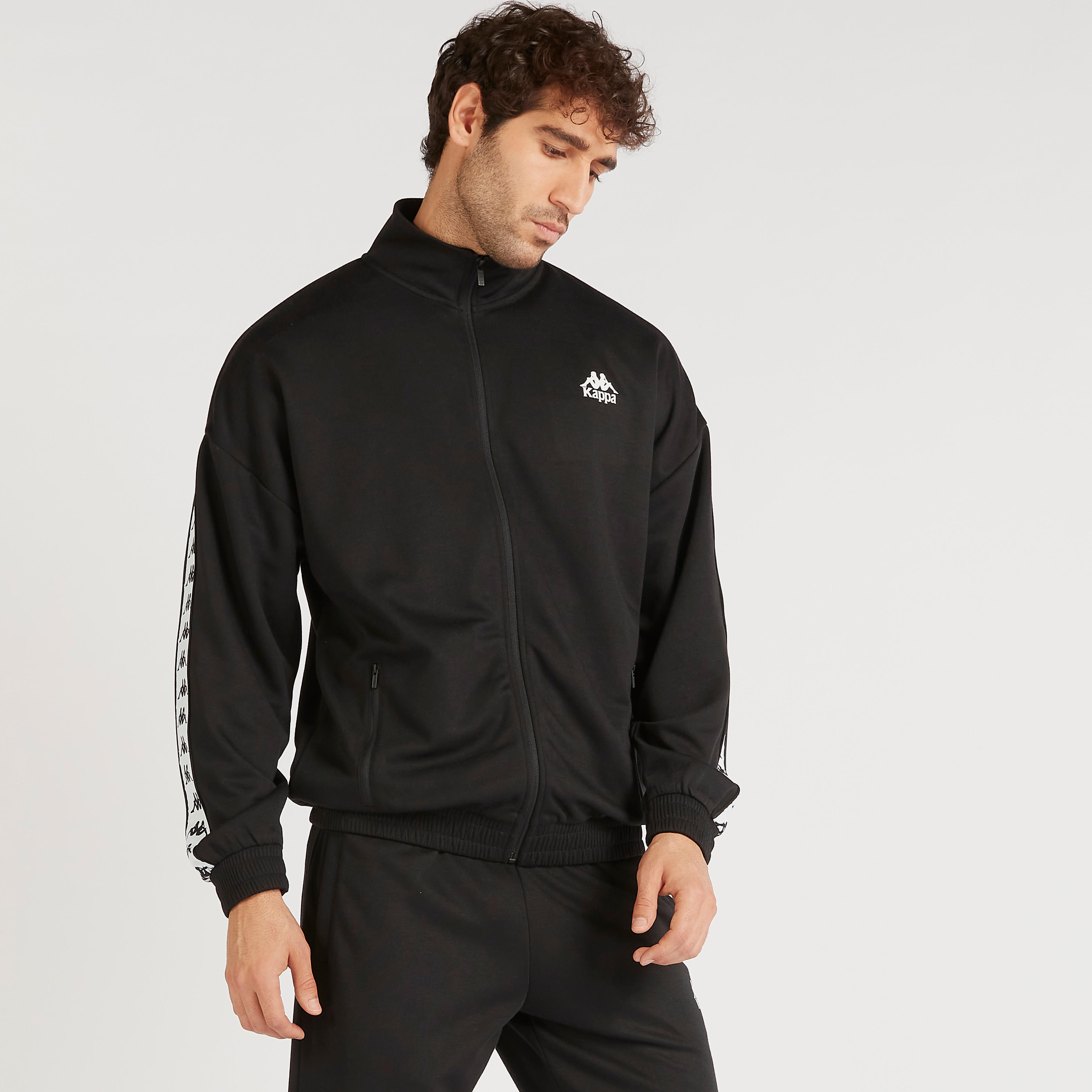 جاكيت مستدام بطبعات شعار بسحّاب وتفاصيل شريط وأكمام طويلة من كابا-men-clothing-jacketsandblazers-jackets-image-2