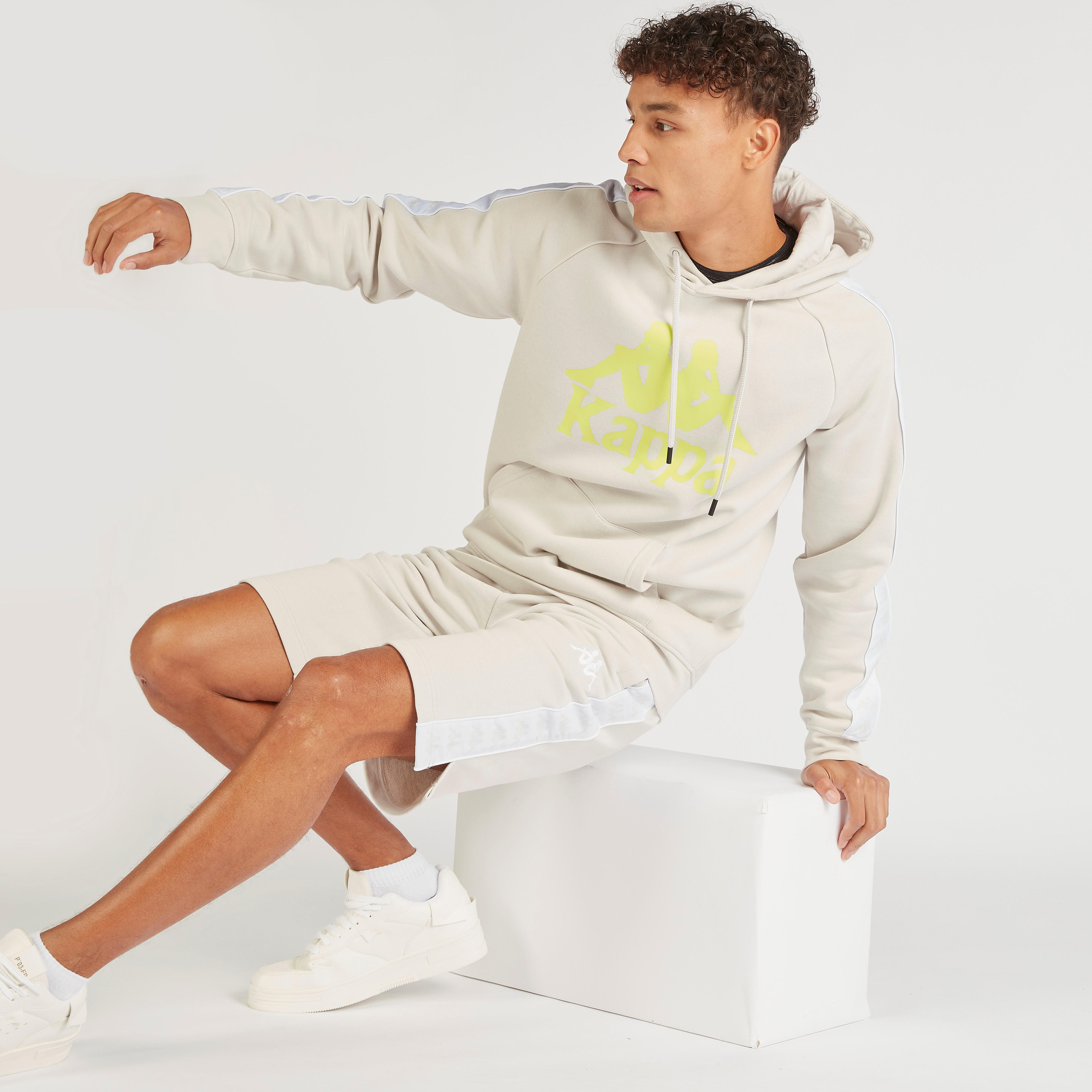 هودي بأكمام طويلة وطبعات شعار من كابا-men-winterwear-hoodiesandsweatshirts-image-2