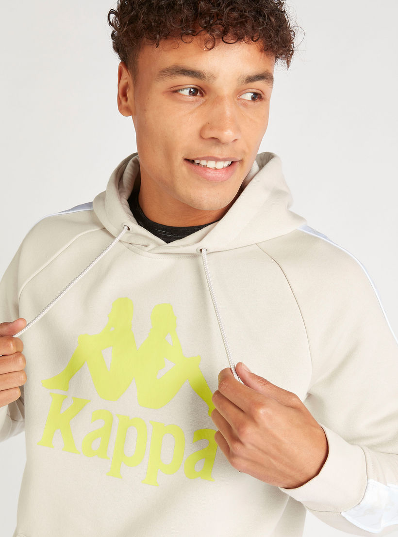 هودي بأكمام طويلة وطبعات شعار من كابا-men-winterwear-hoodiesandsweatshirts-image-3