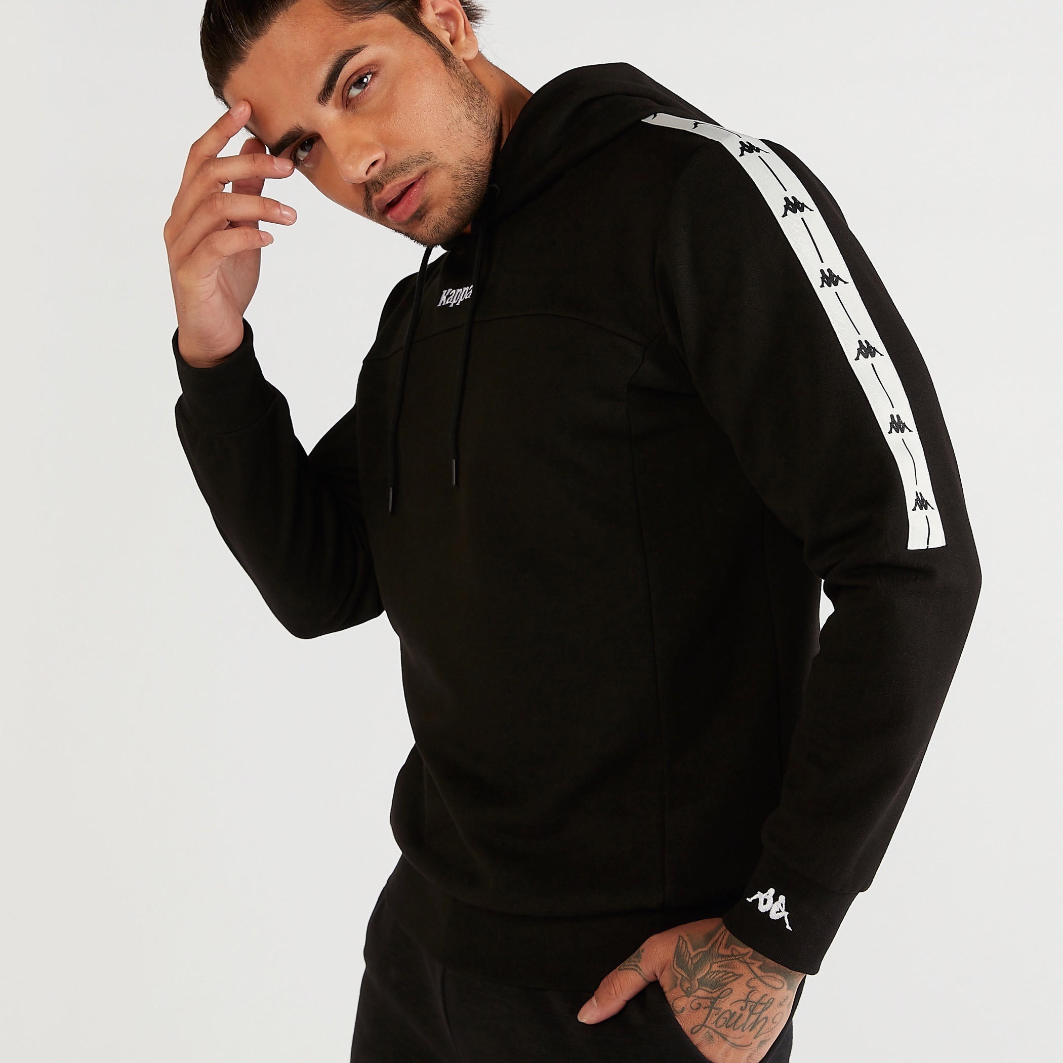 هودي بتفاصيل شعار وأكمام طويلة من كابا-men-winterwear-hoodiesandsweatshirts-image-3