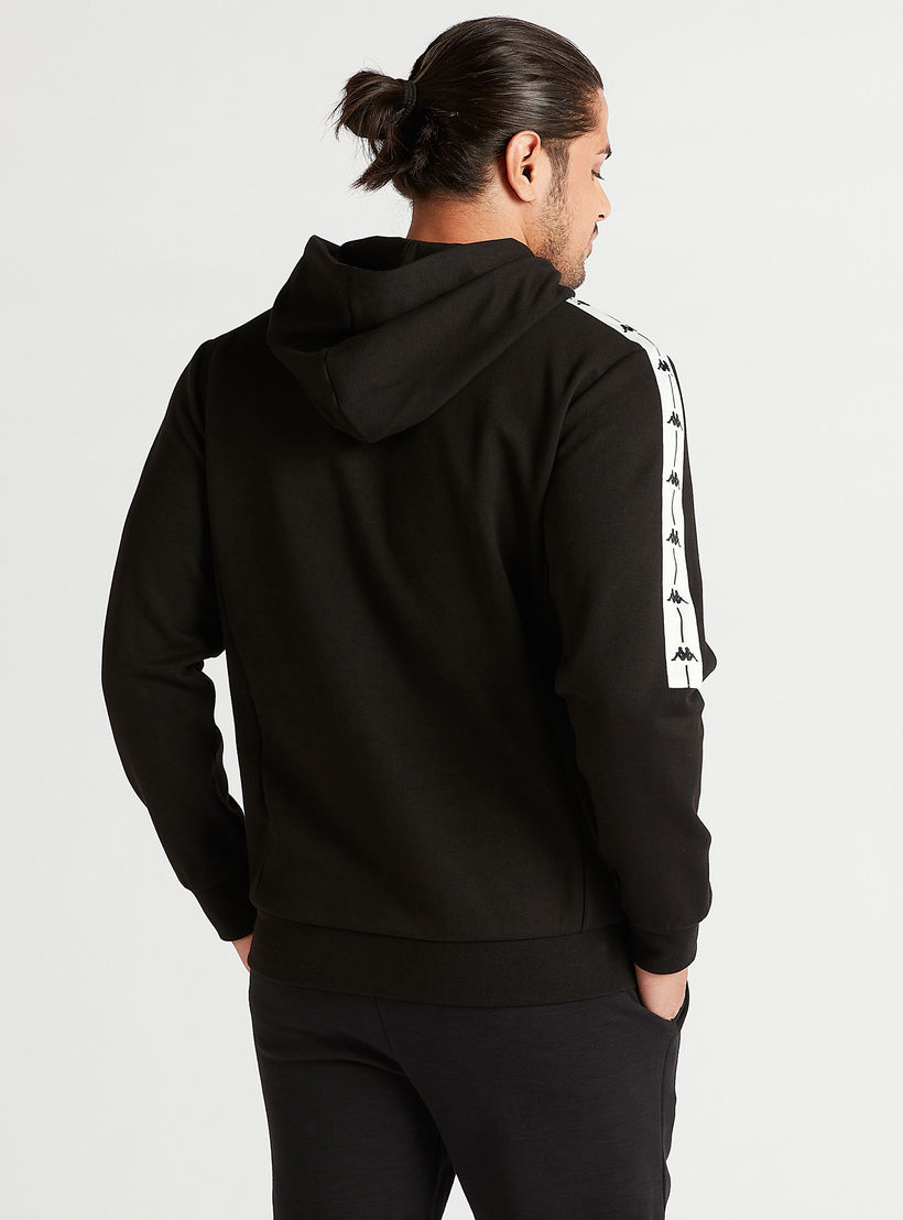 هودي بتفاصيل شعار وأكمام طويلة من كابا-men-winterwear-hoodiesandsweatshirts-image-4