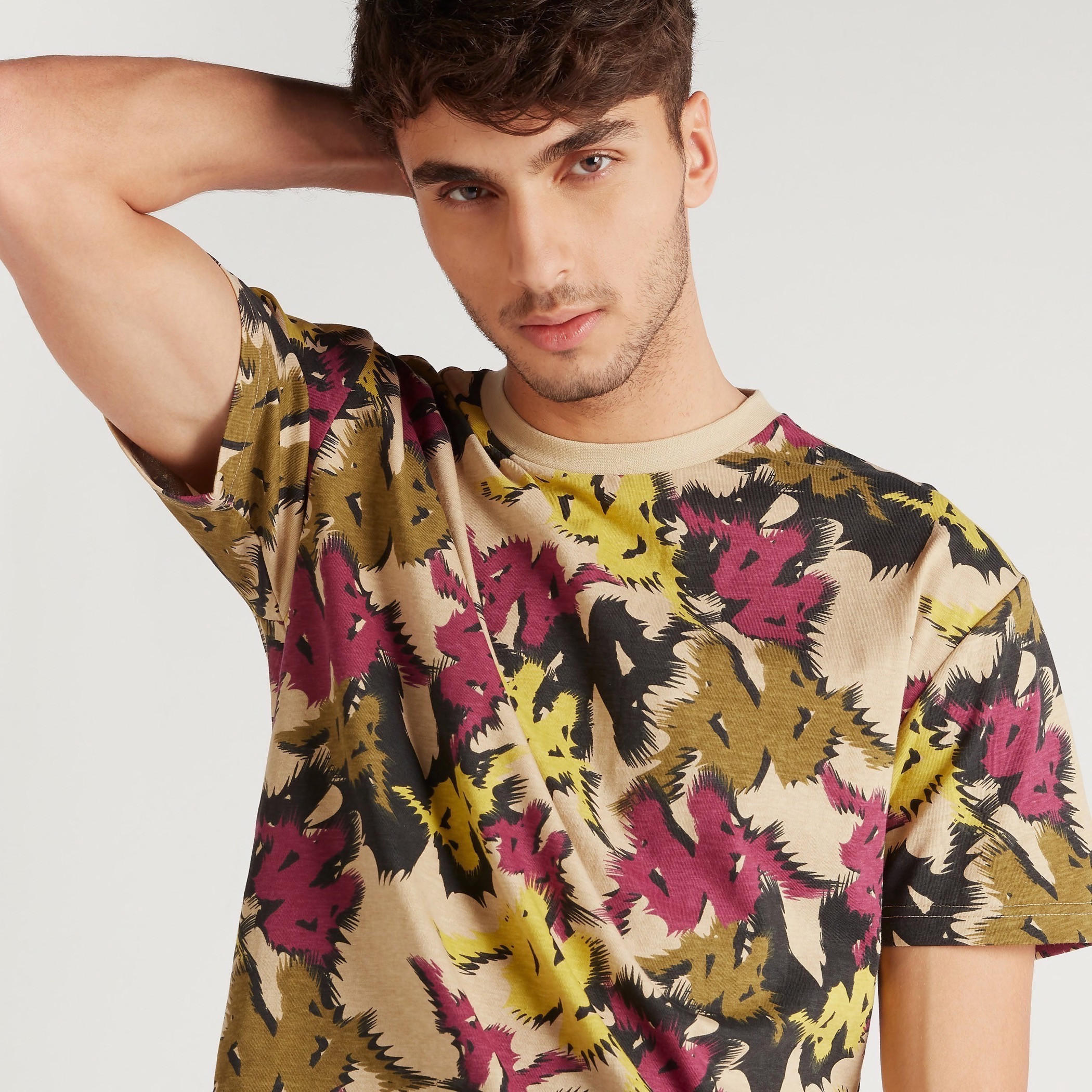 تيشيرت بياقة ضيّقة وأكمام قصيرة وطبعات من كابا-men-clothing-sportswearandactivewear-tshirtsandpolos-image-1
