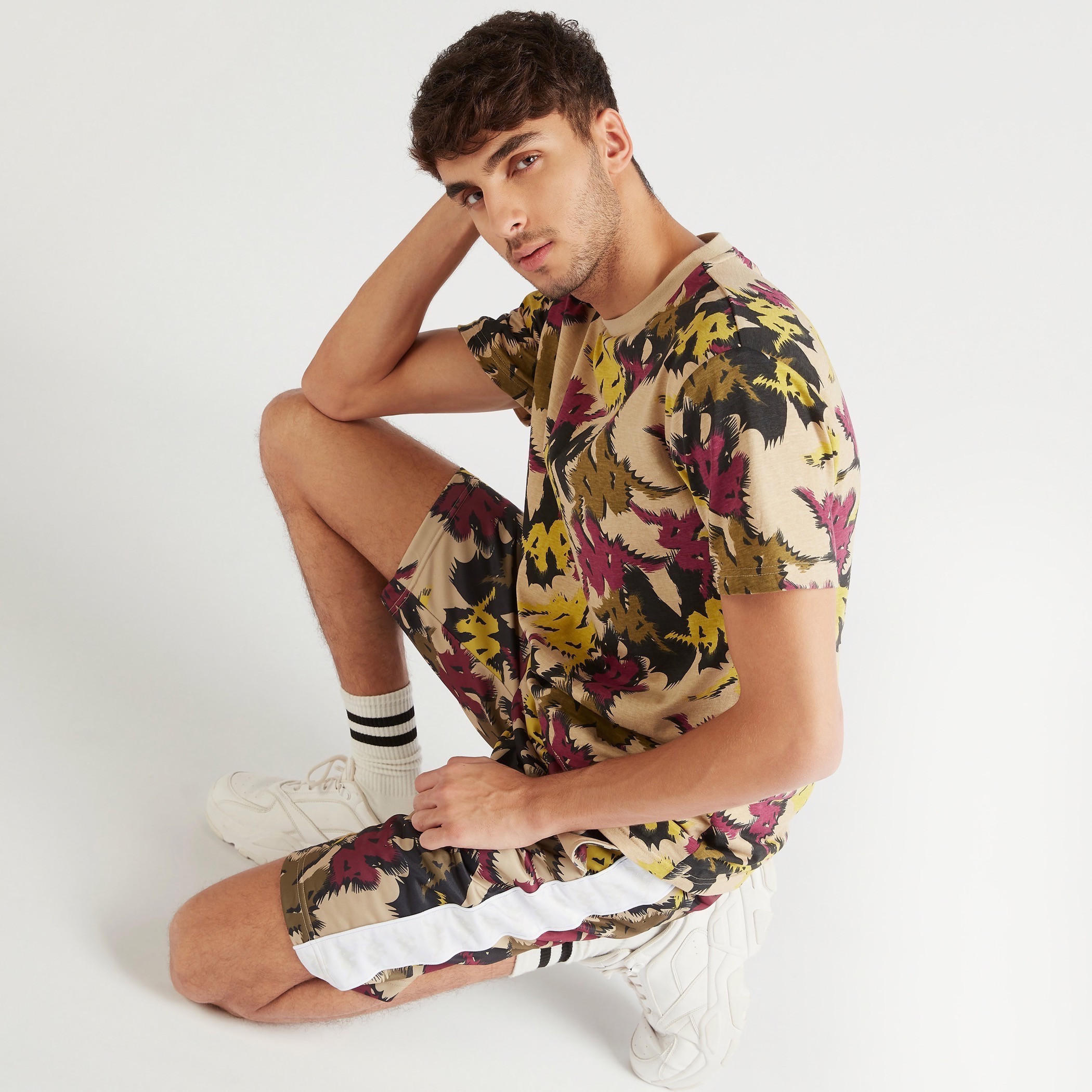 تيشيرت بياقة ضيّقة وأكمام قصيرة وطبعات من كابا-men-clothing-sportswearandactivewear-tshirtsandpolos-image-2