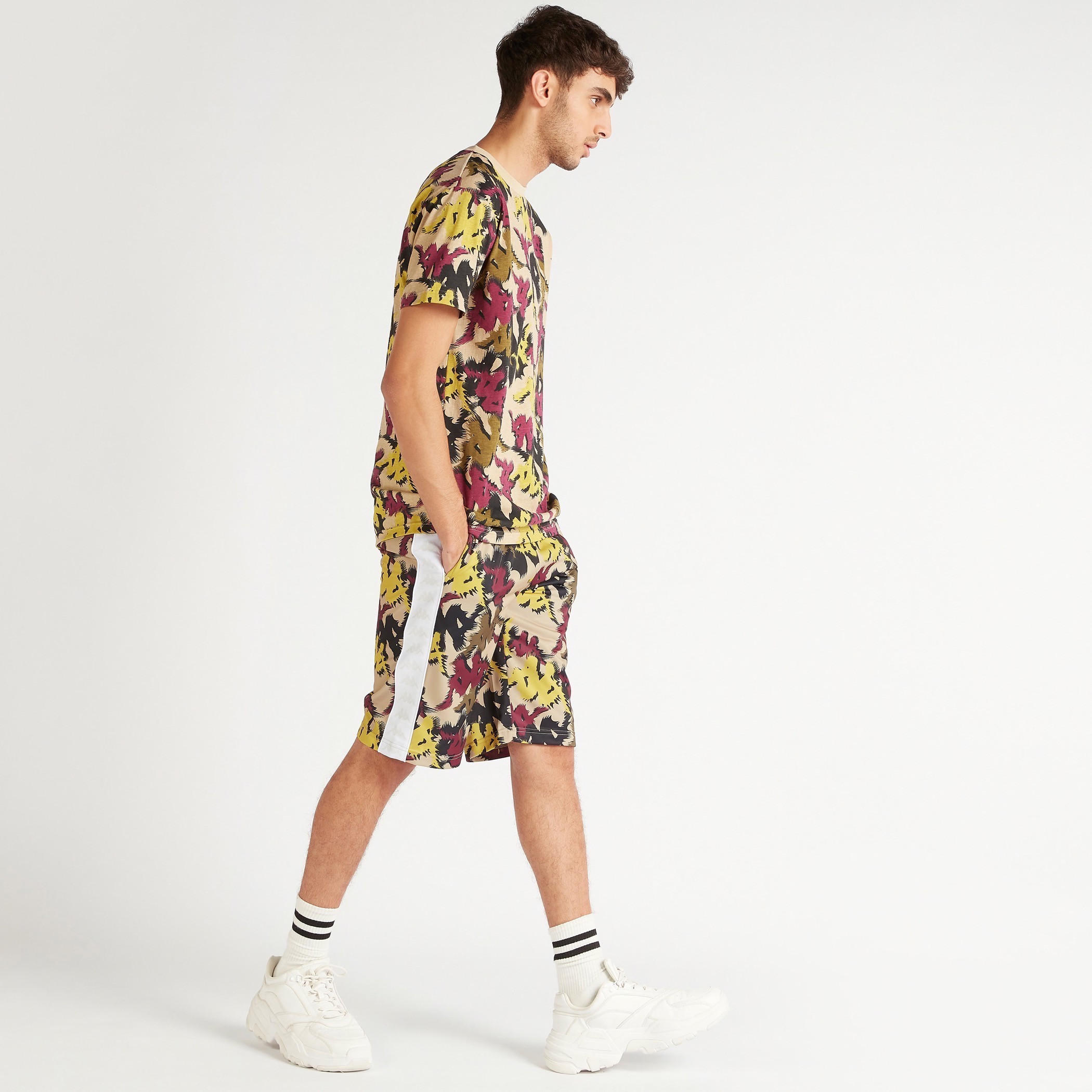 تيشيرت بياقة ضيّقة وأكمام قصيرة وطبعات من كابا-men-clothing-sportswearandactivewear-tshirtsandpolos-image-3