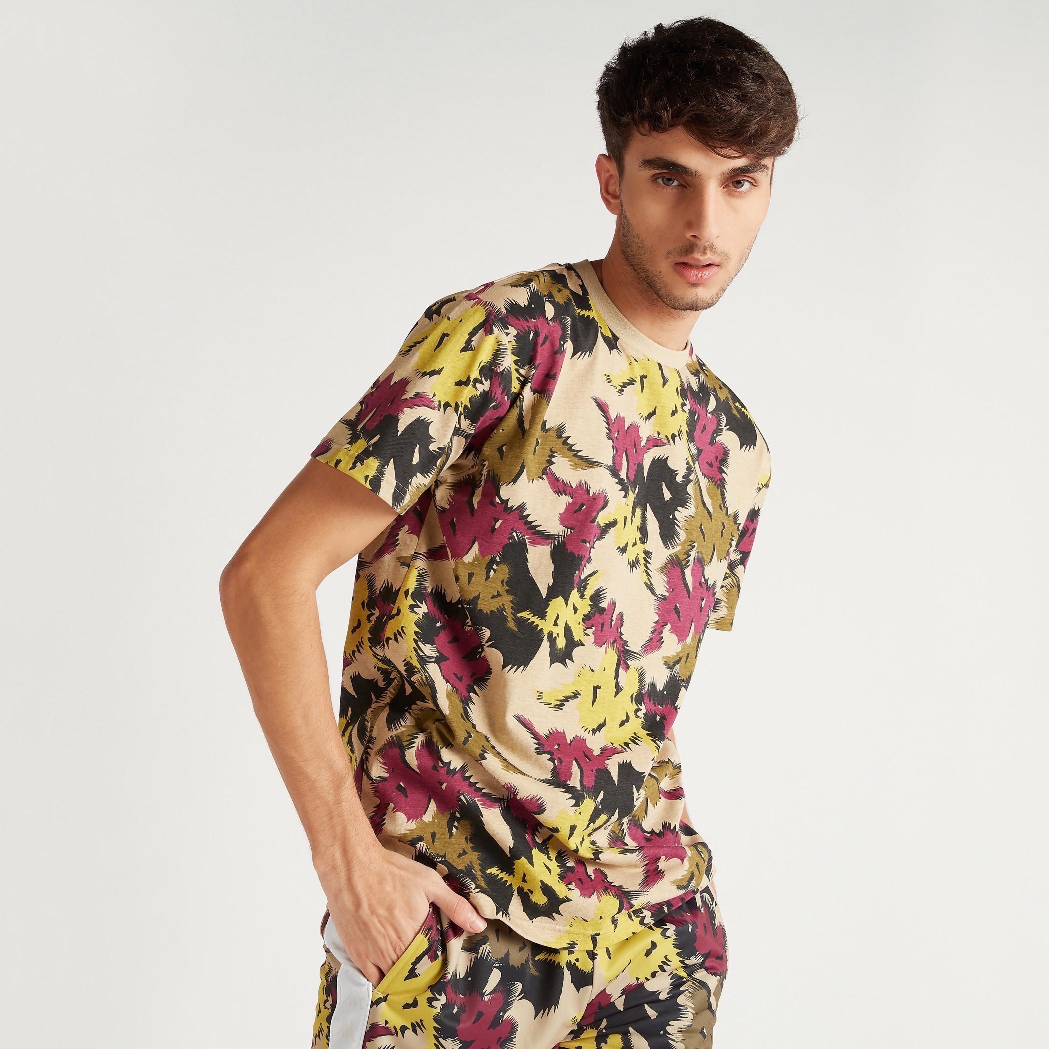 تيشيرت بياقة ضيّقة وأكمام قصيرة وطبعات من كابا-men-clothing-sportswearandactivewear-tshirtsandpolos-image-4