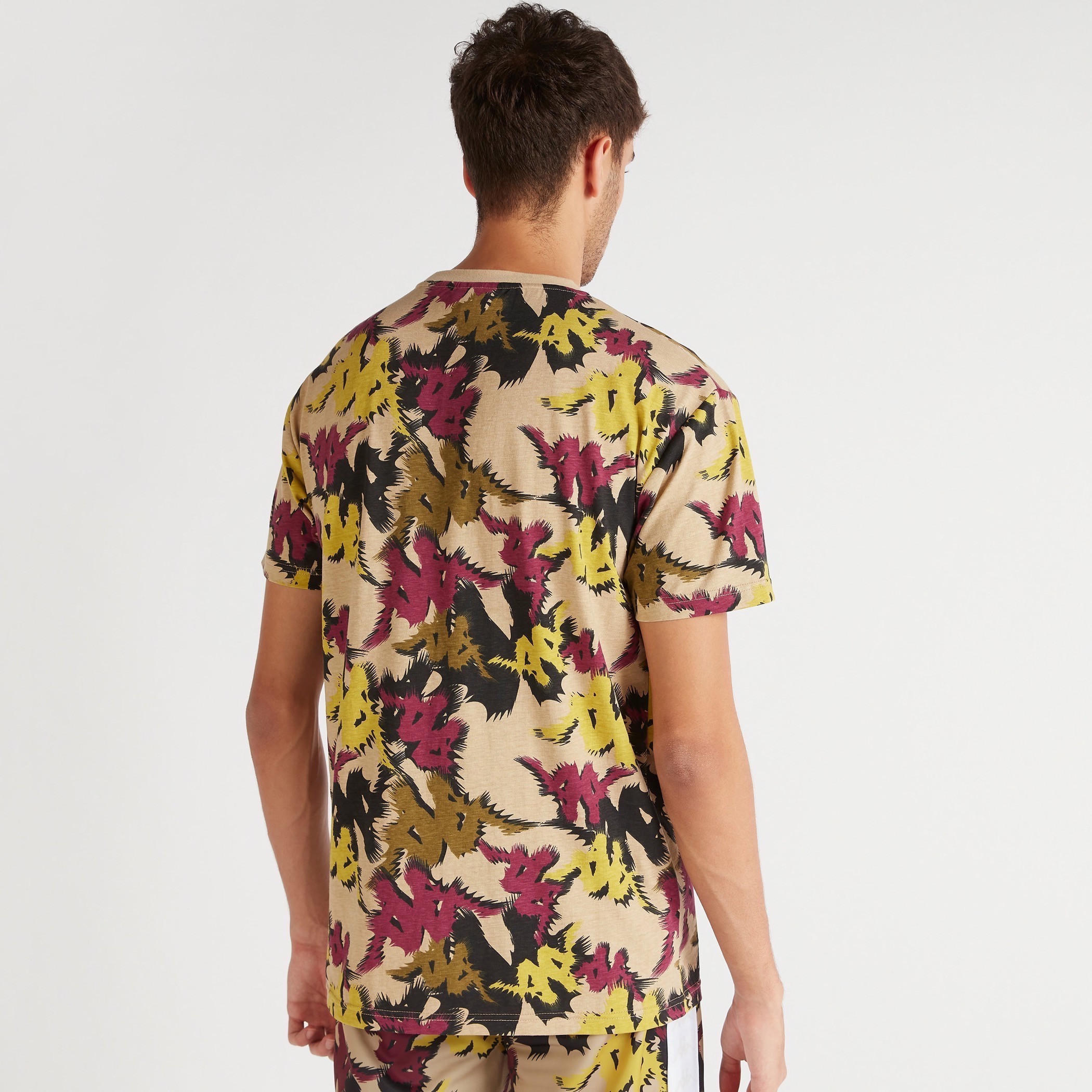 تيشيرت بياقة ضيّقة وأكمام قصيرة وطبعات من كابا-men-clothing-sportswearandactivewear-tshirtsandpolos-image-5