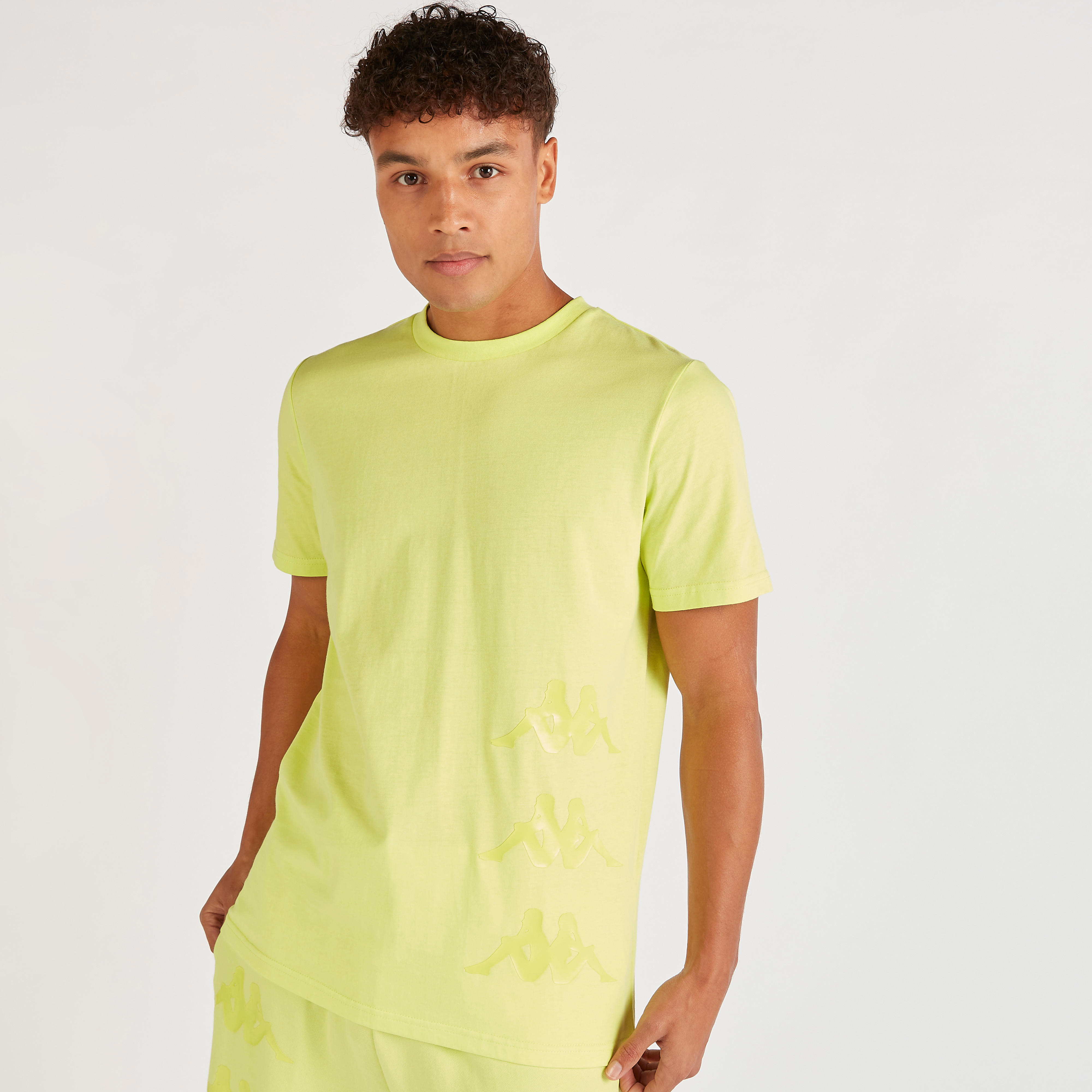 تيشيرت بياقة ضيقة وأكمام قصيرة وطبعات من كابا-men-clothing-sportswearandactivewear-tshirtsandpolos-image-1