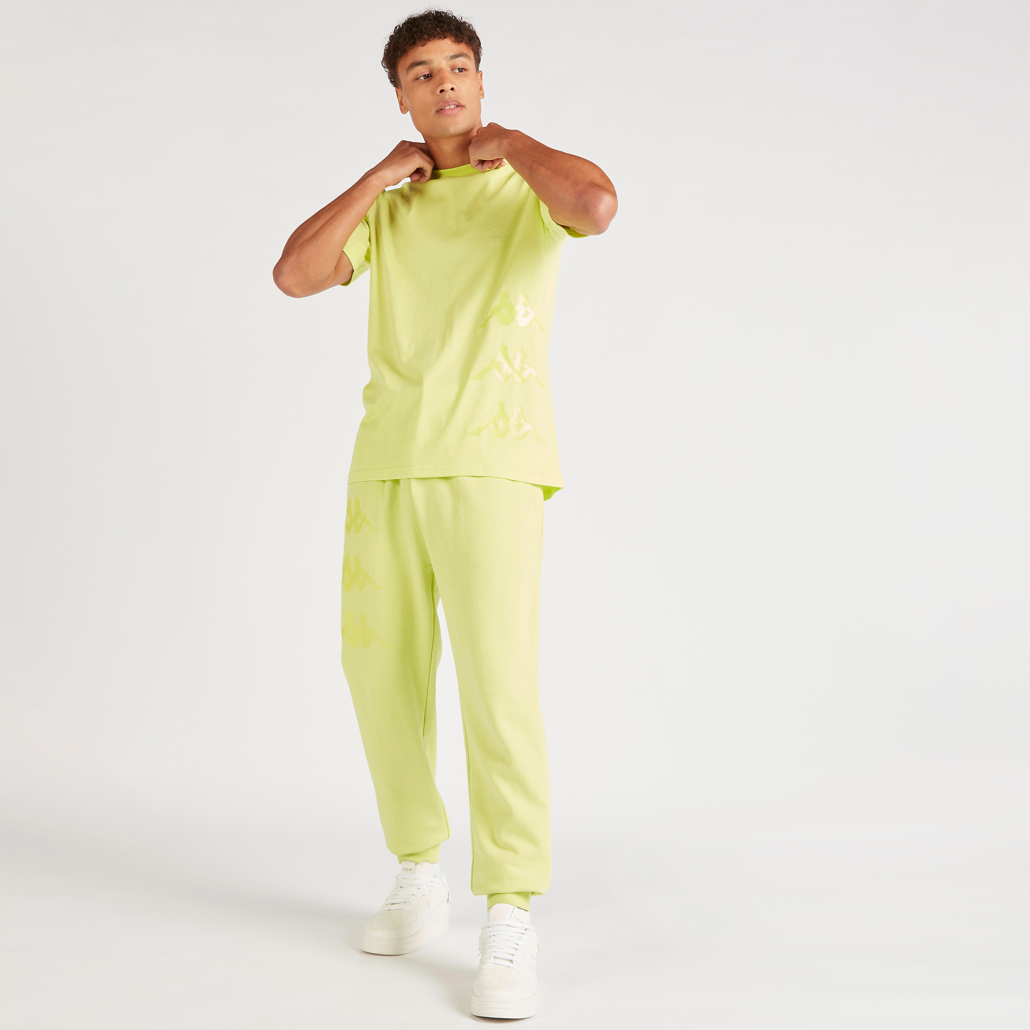 تيشيرت بياقة ضيقة وأكمام قصيرة وطبعات من كابا-men-clothing-sportswearandactivewear-tshirtsandpolos-image-2