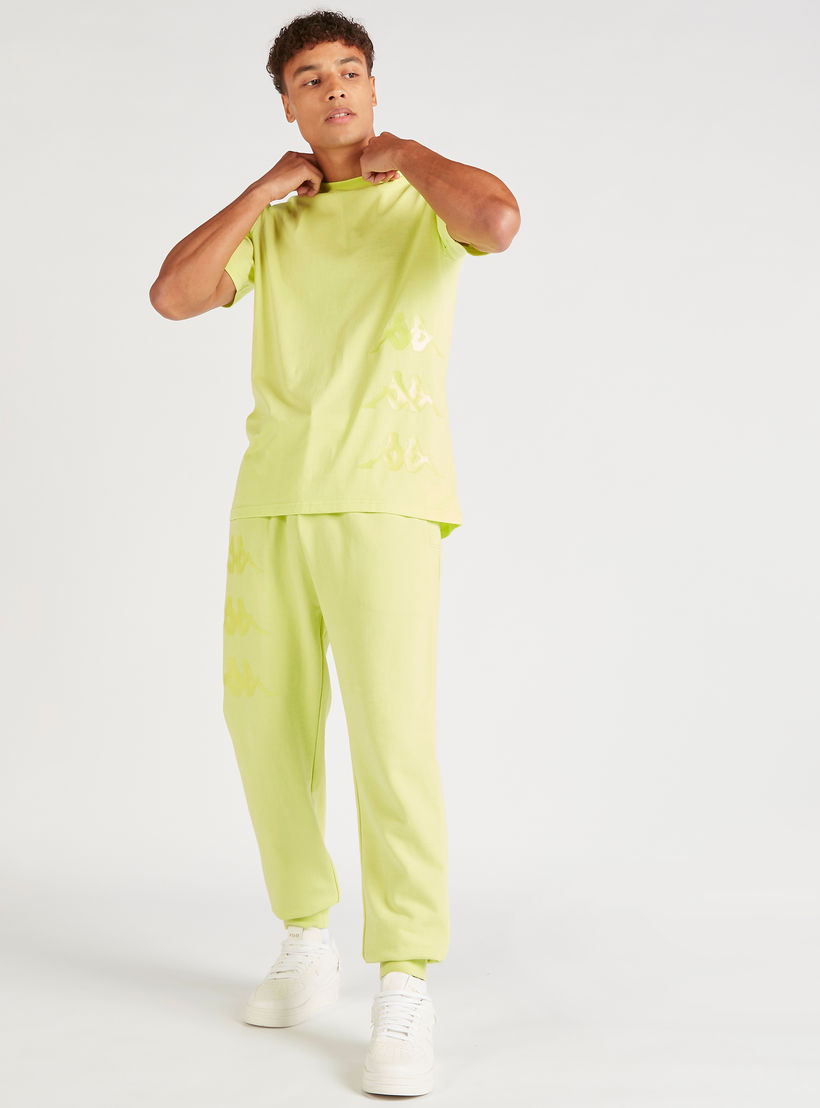 تيشيرت بياقة ضيقة وأكمام قصيرة وطبعات من كابا-men-clothing-sportswearandactivewear-tshirtsandpolos-image-2