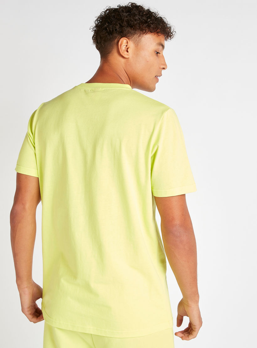 تيشيرت بياقة ضيقة وأكمام قصيرة وطبعات من كابا-men-clothing-sportswearandactivewear-tshirtsandpolos-image-4