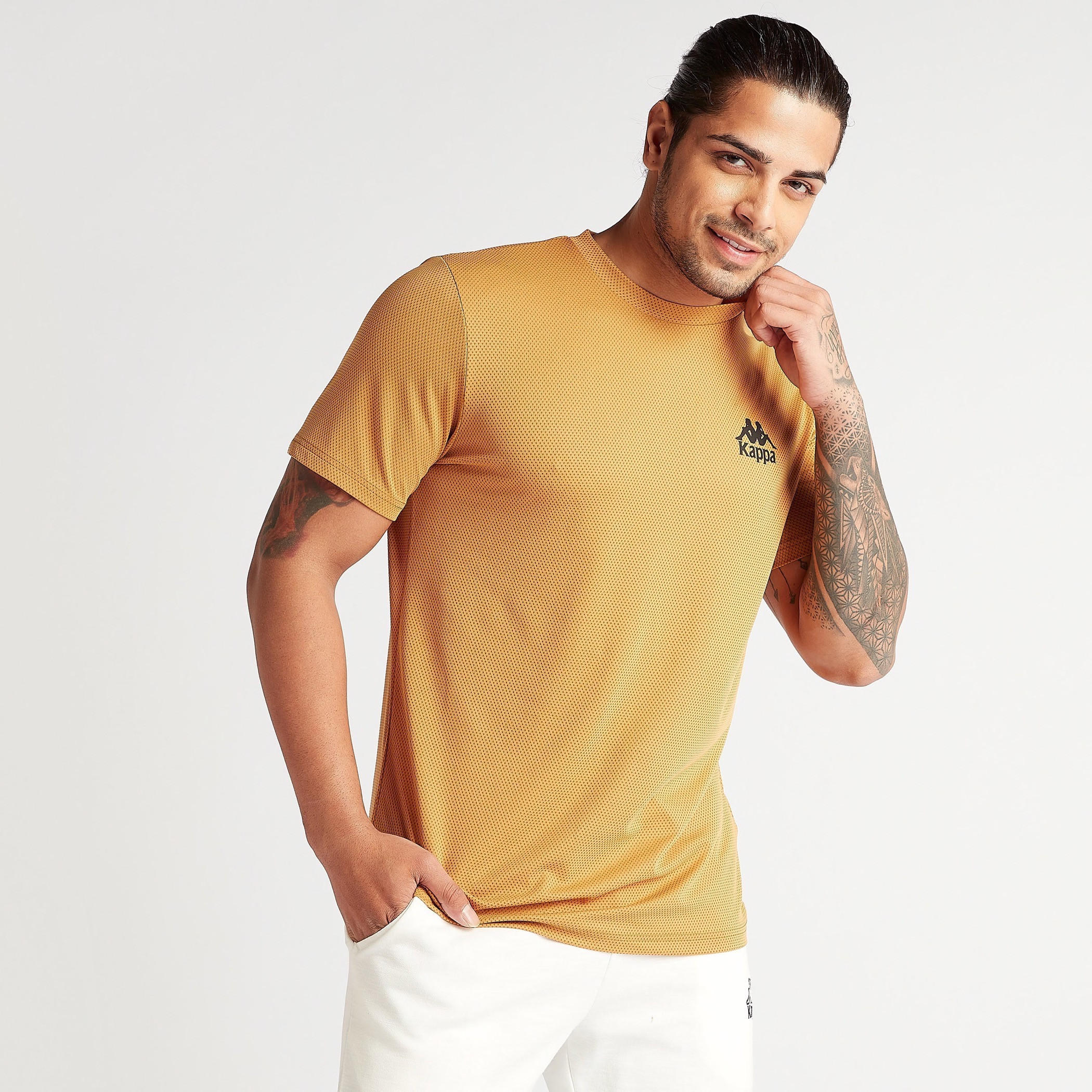 تيشيرت بياقة ضيّقة وأكمام قصيرة وطبعات من كابا-men-clothing-sportswearandactivewear-tshirtsandpolos-image-1