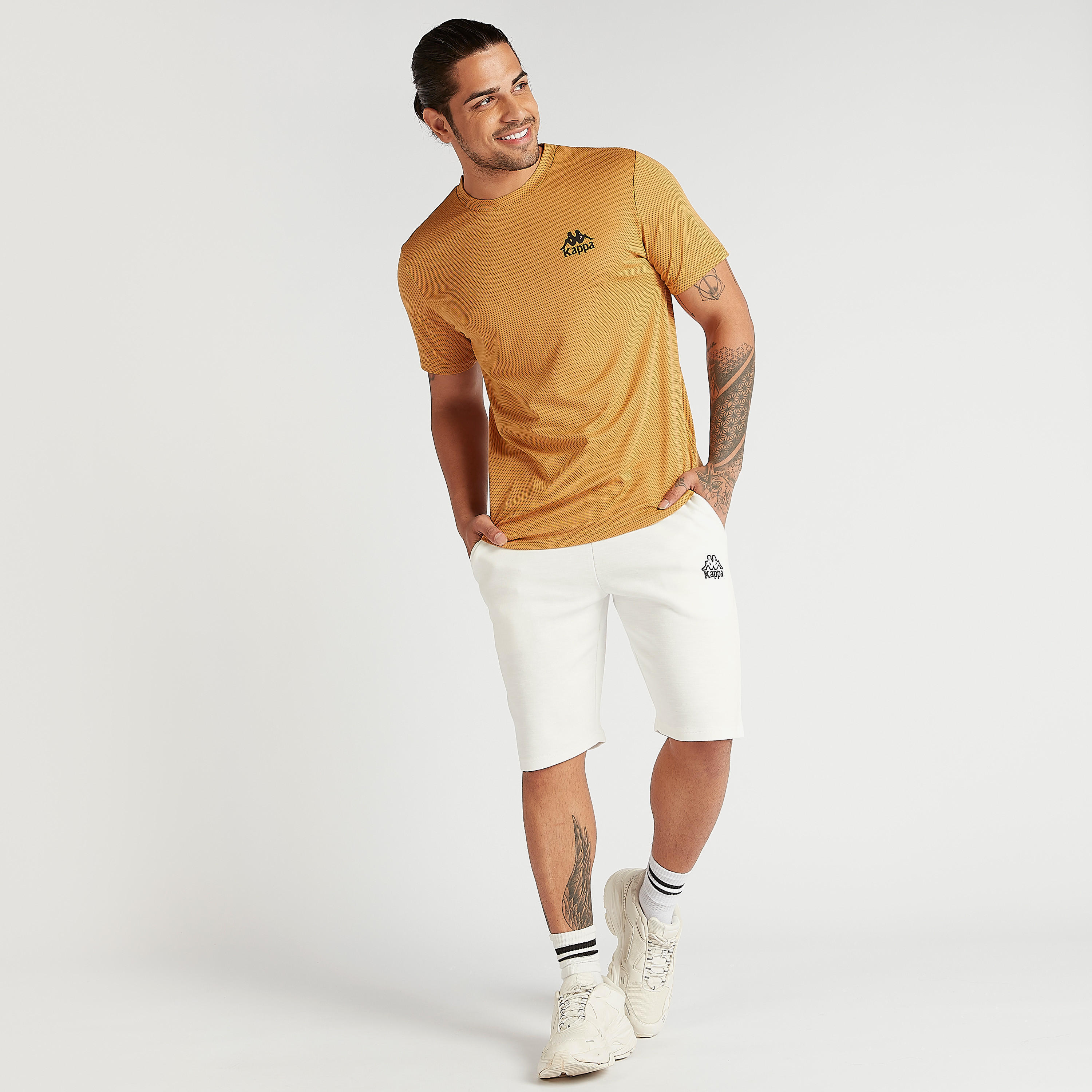 تيشيرت بياقة ضيّقة وأكمام قصيرة وطبعات من كابا-men-clothing-sportswearandactivewear-tshirtsandpolos-image-2