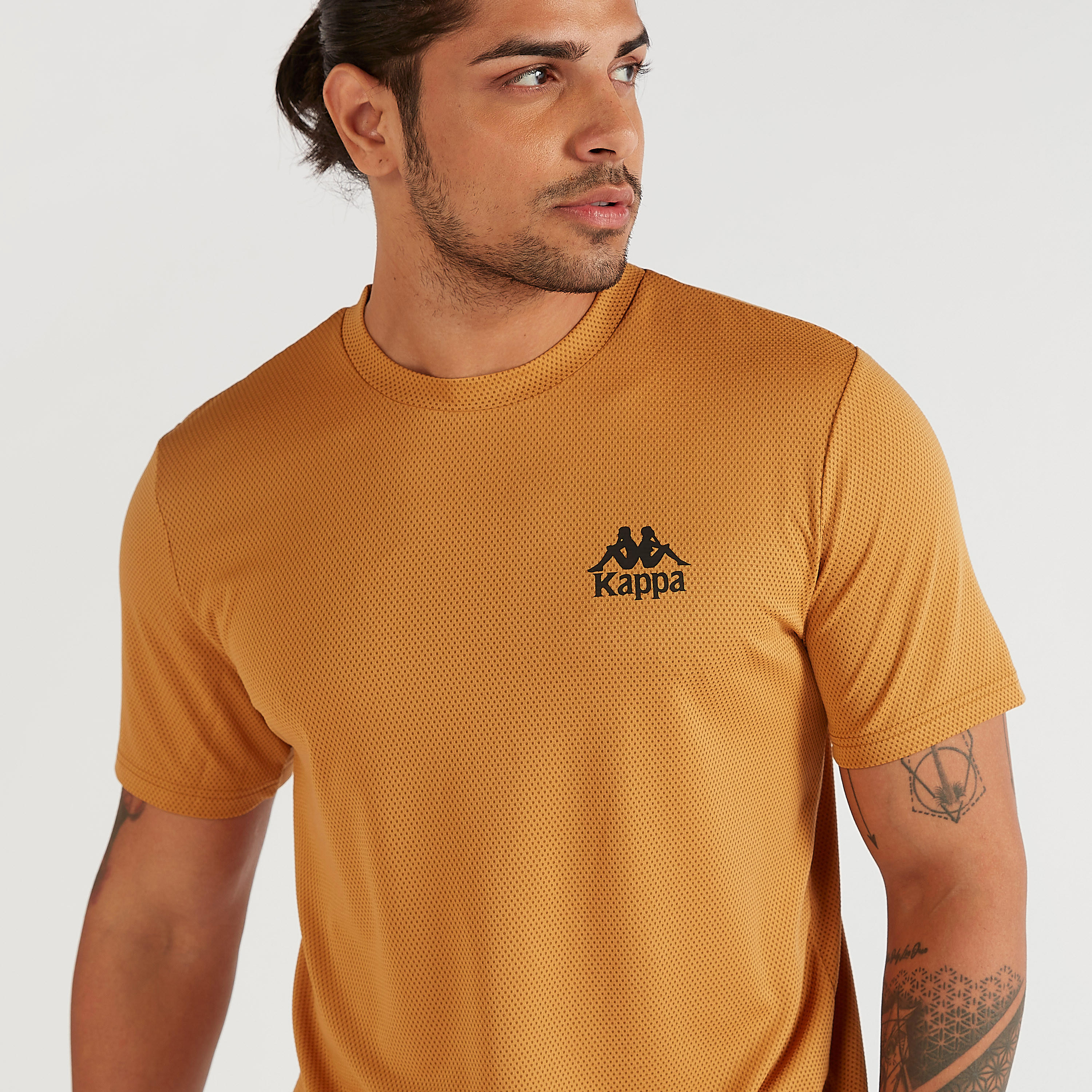تيشيرت بياقة ضيّقة وأكمام قصيرة وطبعات من كابا-men-clothing-sportswearandactivewear-tshirtsandpolos-image-3