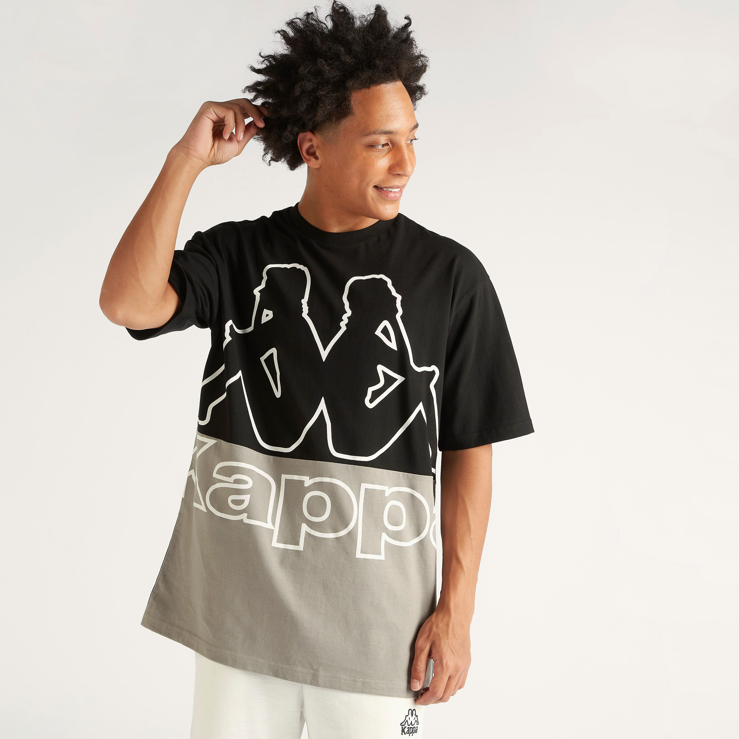 تيشيرت واسع بياقة ضيّقة وأكمام قصيرة وطبعات من كابا-men-clothing-sportswearandactivewear-tshirtsandpolos-image-4