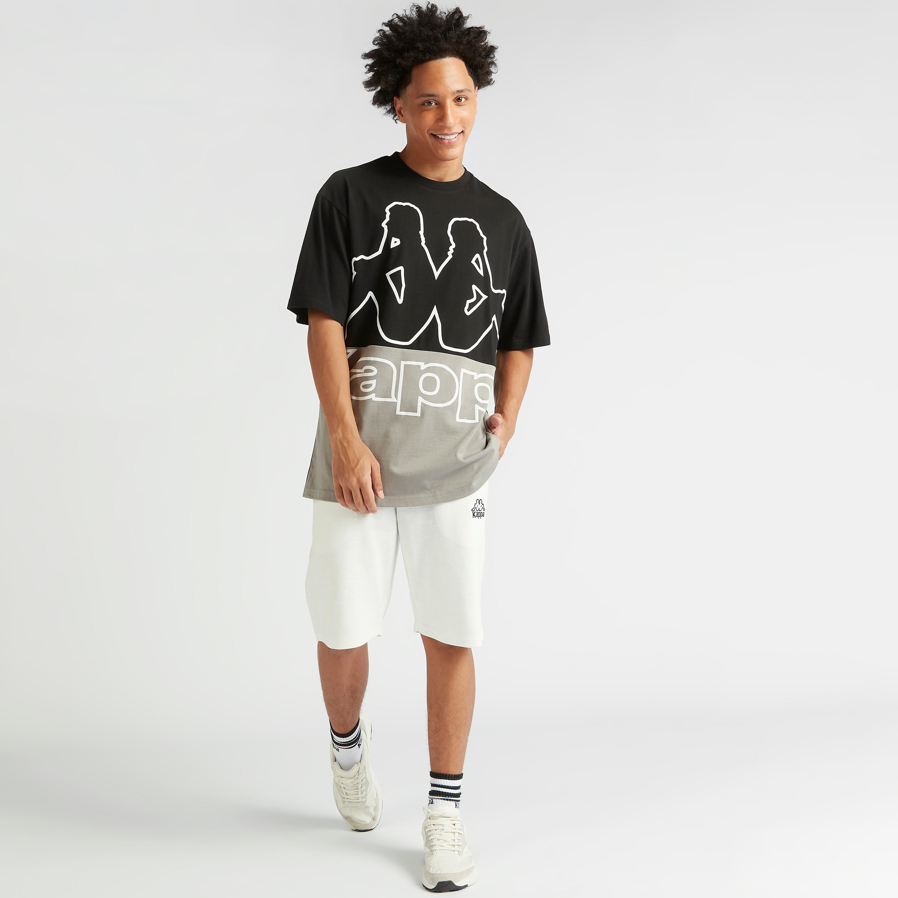 تيشيرت واسع بياقة ضيّقة وأكمام قصيرة وطبعات من كابا-men-clothing-sportswearandactivewear-tshirtsandpolos-image-3