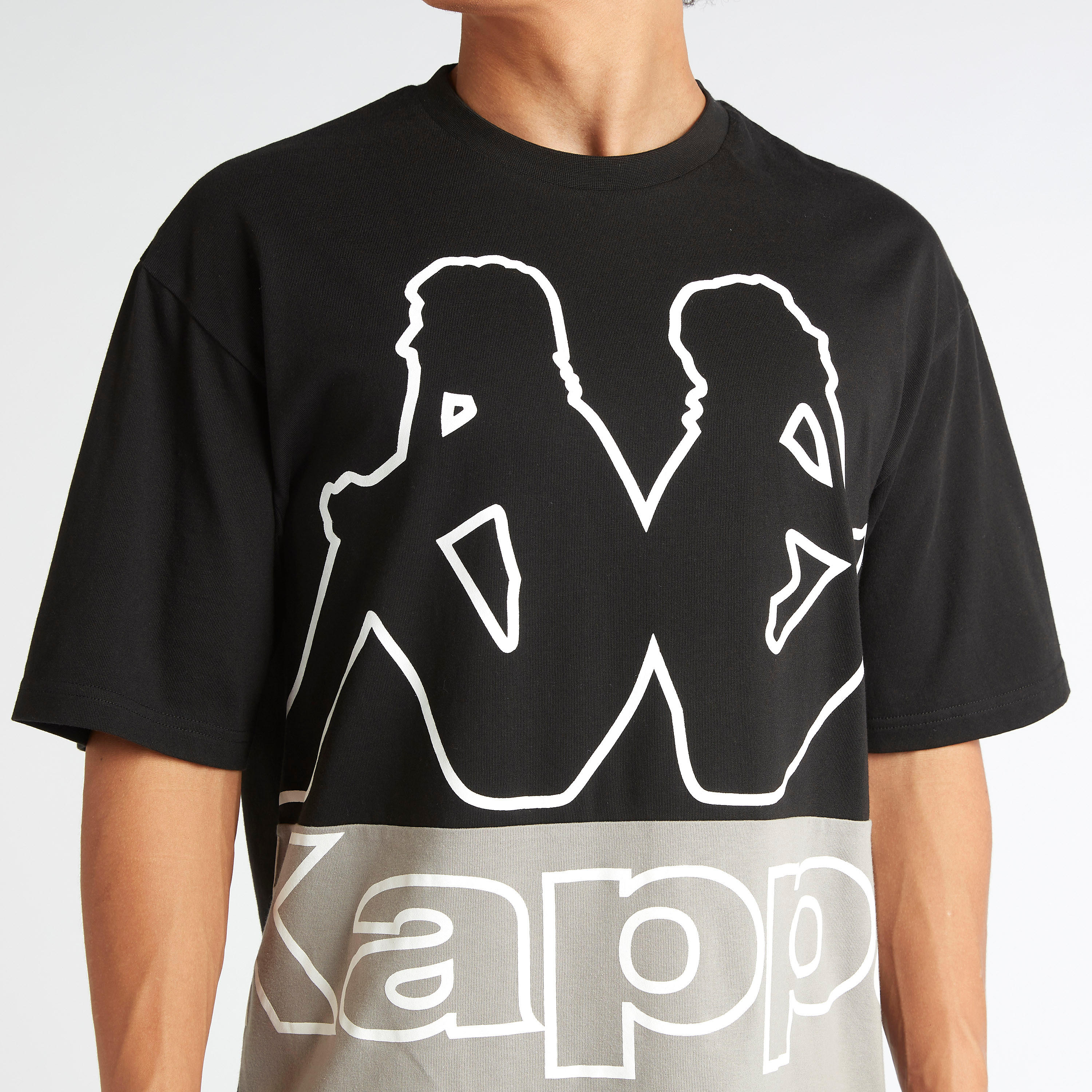 تيشيرت واسع بياقة ضيّقة وأكمام قصيرة وطبعات من كابا-men-clothing-sportswearandactivewear-tshirtsandpolos-image-2