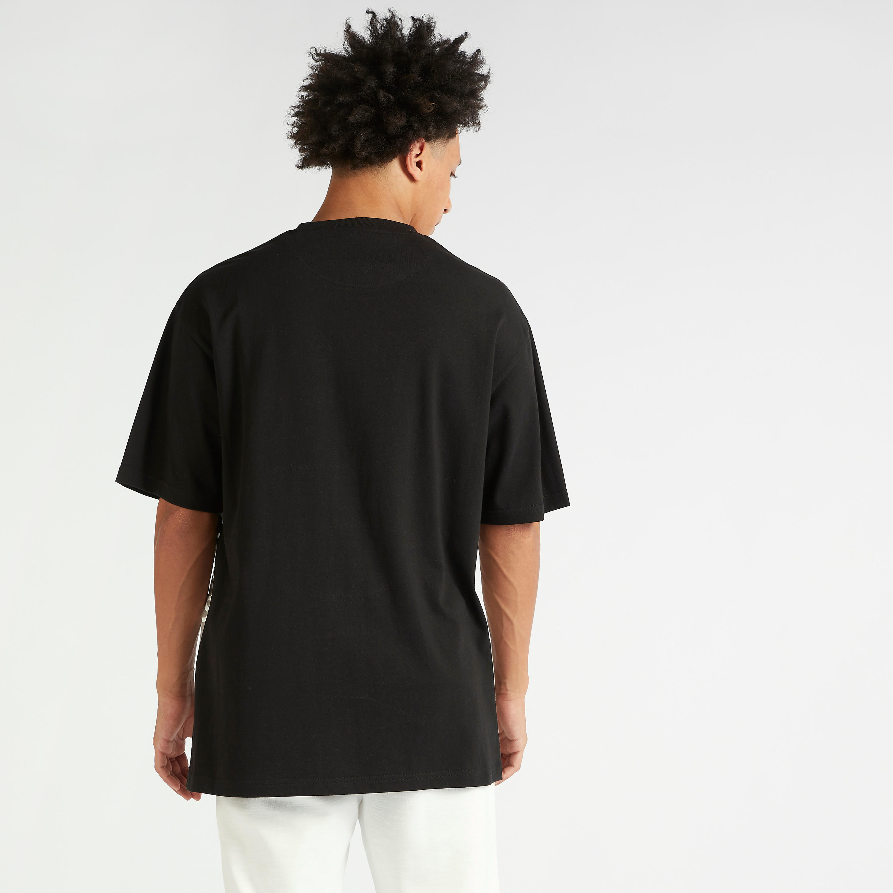 تيشيرت واسع بياقة ضيّقة وأكمام قصيرة وطبعات من كابا-men-clothing-sportswearandactivewear-tshirtsandpolos-image-1