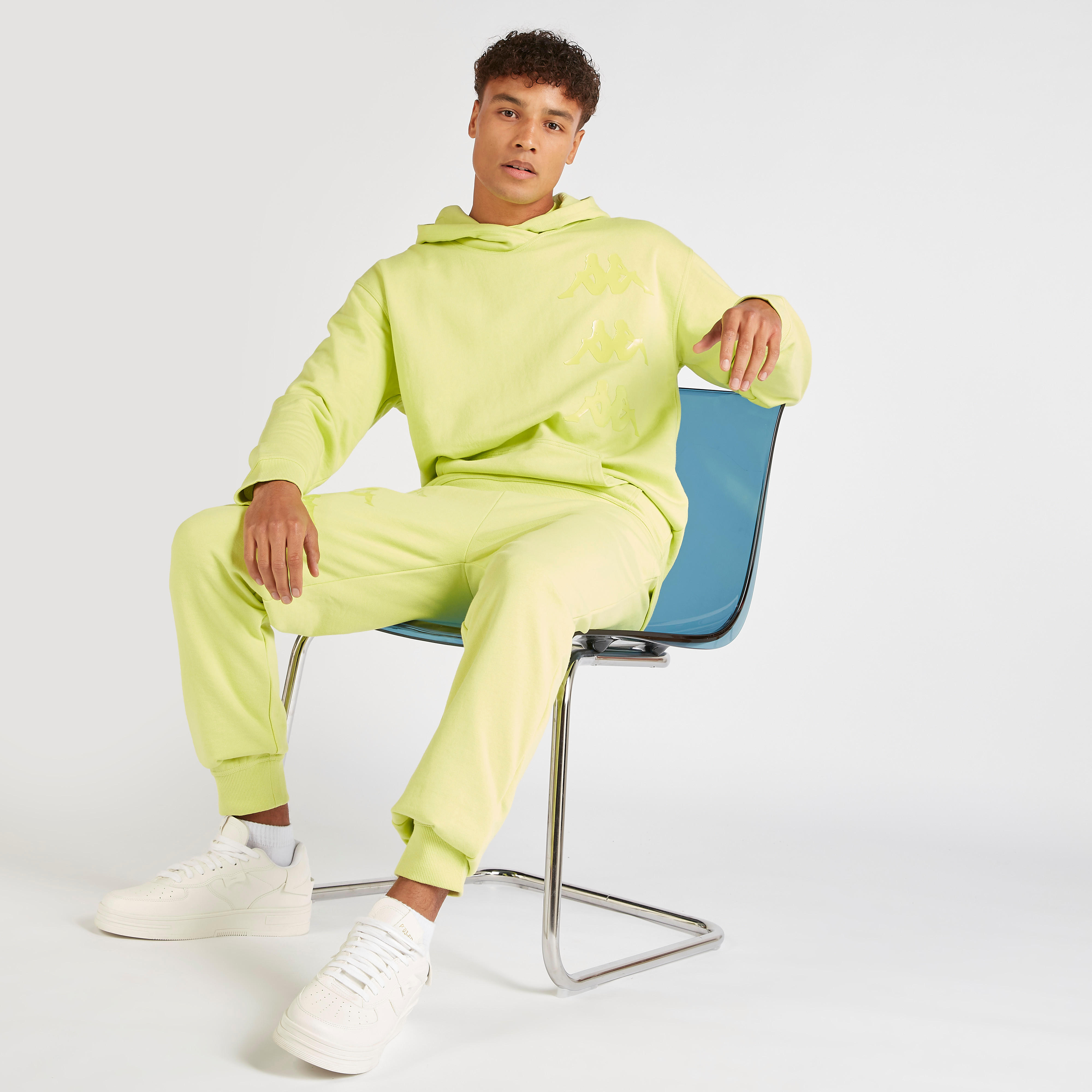 بنطلون رياضي بطبعات وجيوب وخصر مطّاطي من كابا-men-clothing-sportswearandactivewear-tracksuits-image-2