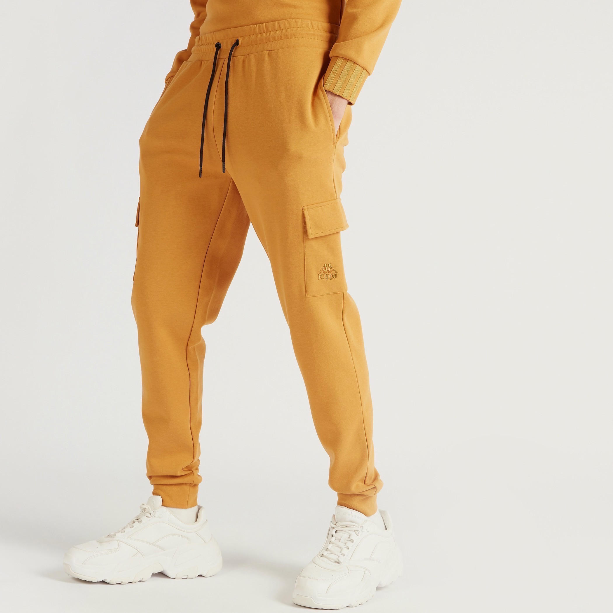 بنطلون رياضي سادة برباط إغلاق وجيوب من كابا-men-clothing-sportswearandactivewear-tracksuits-image-4