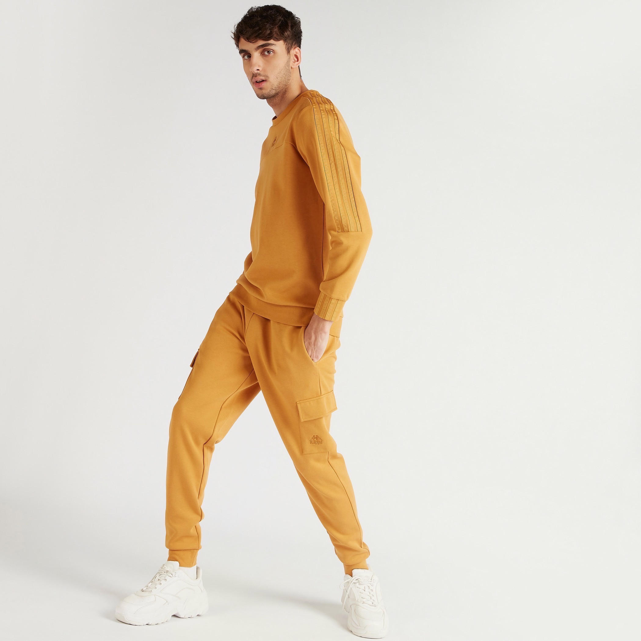 بنطلون رياضي سادة برباط إغلاق وجيوب من كابا-men-clothing-sportswearandactivewear-tracksuits-image-3