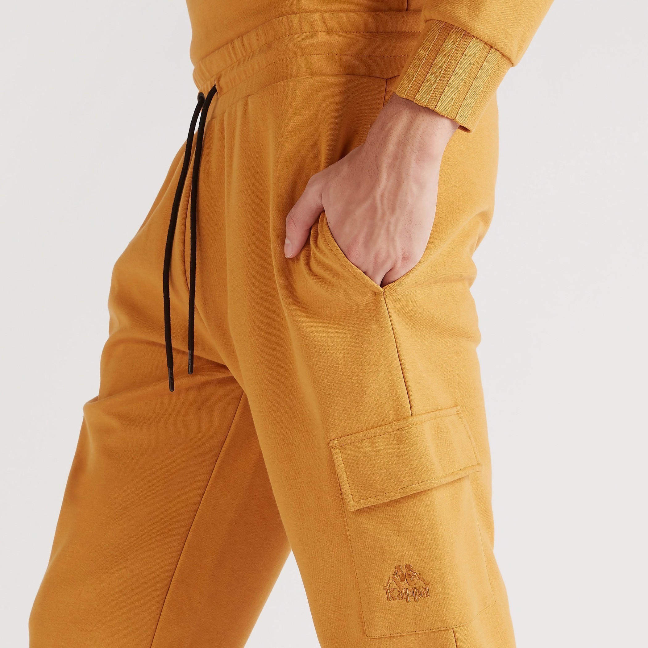 بنطلون رياضي سادة برباط إغلاق وجيوب من كابا-men-clothing-sportswearandactivewear-tracksuits-image-2