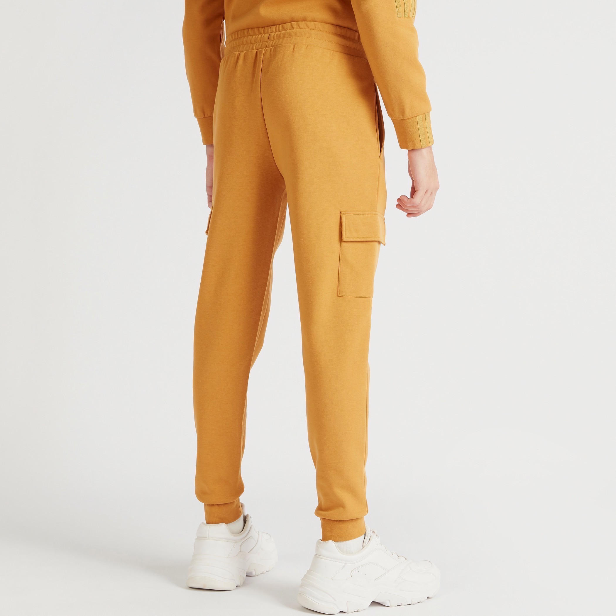 بنطلون رياضي سادة برباط إغلاق وجيوب من كابا-men-clothing-sportswearandactivewear-tracksuits-image-1