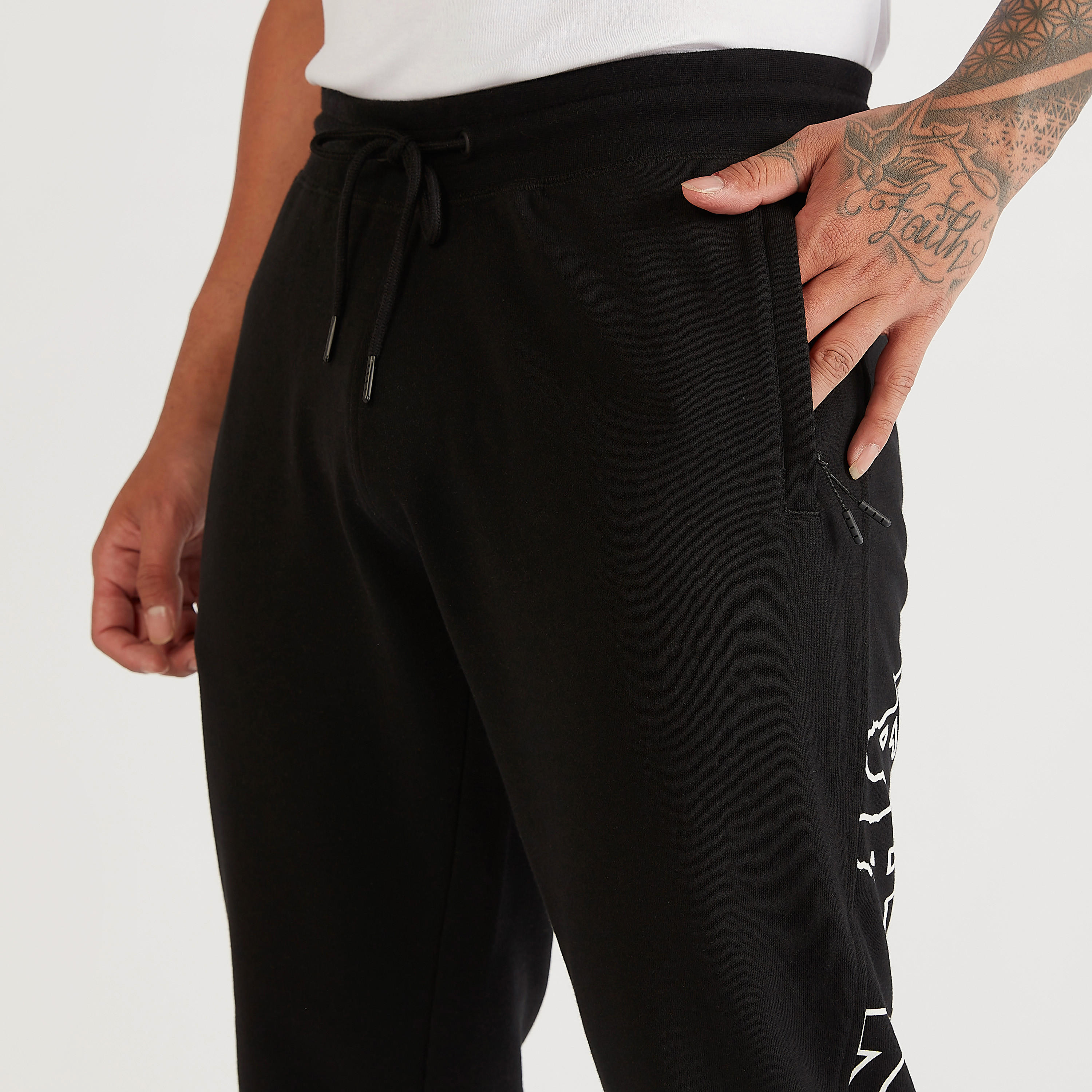 بنطلون رياضي بطبعات شعار ورباط إغلاق وجيوب من كابا-men-clothing-sportswearandactivewear-tracksuits-image-3