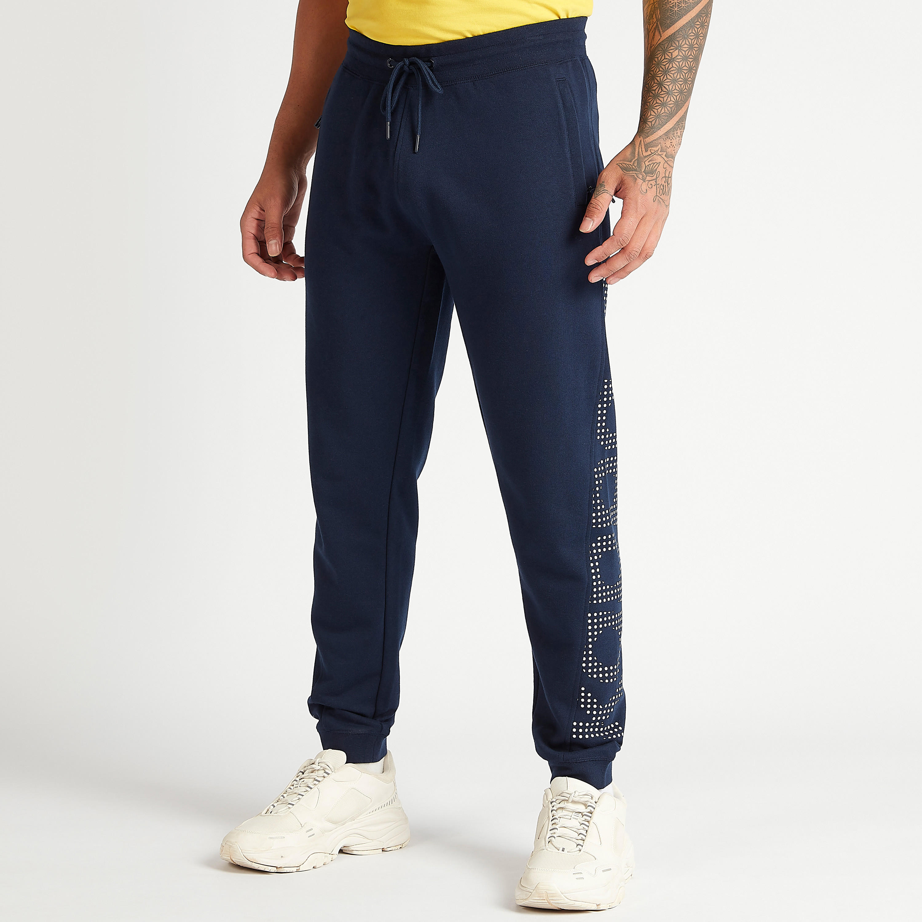 بنطلون رياضي بطبعات شعار ورباط إغلاق وجيوب من كابا-men-clothing-sportswearandactivewear-tracksuits-image-1