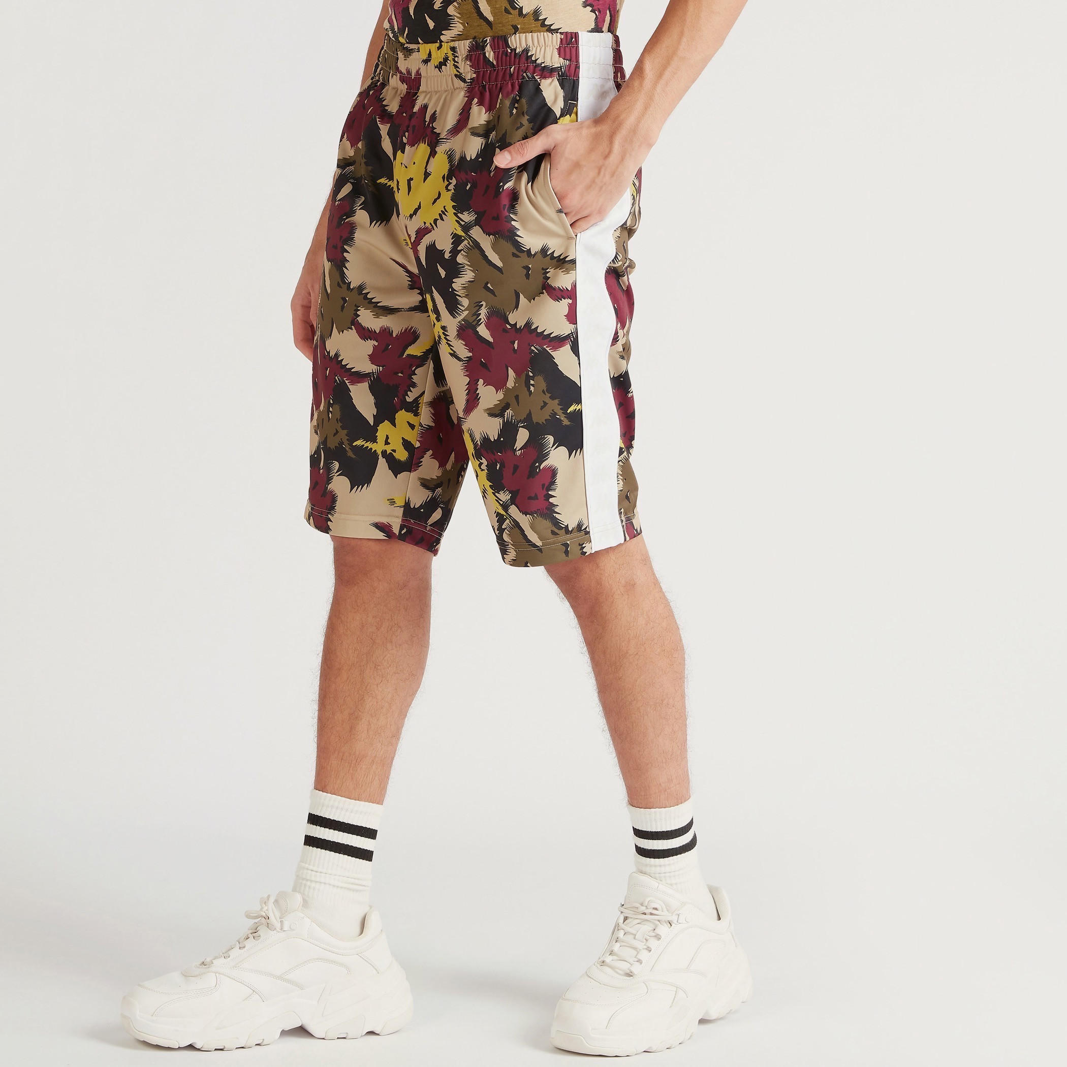 شورت بخصر مطّاطي وجيوب وطبعات من كابا-men-clothing-sportswearandactivewear-bottoms-image-1