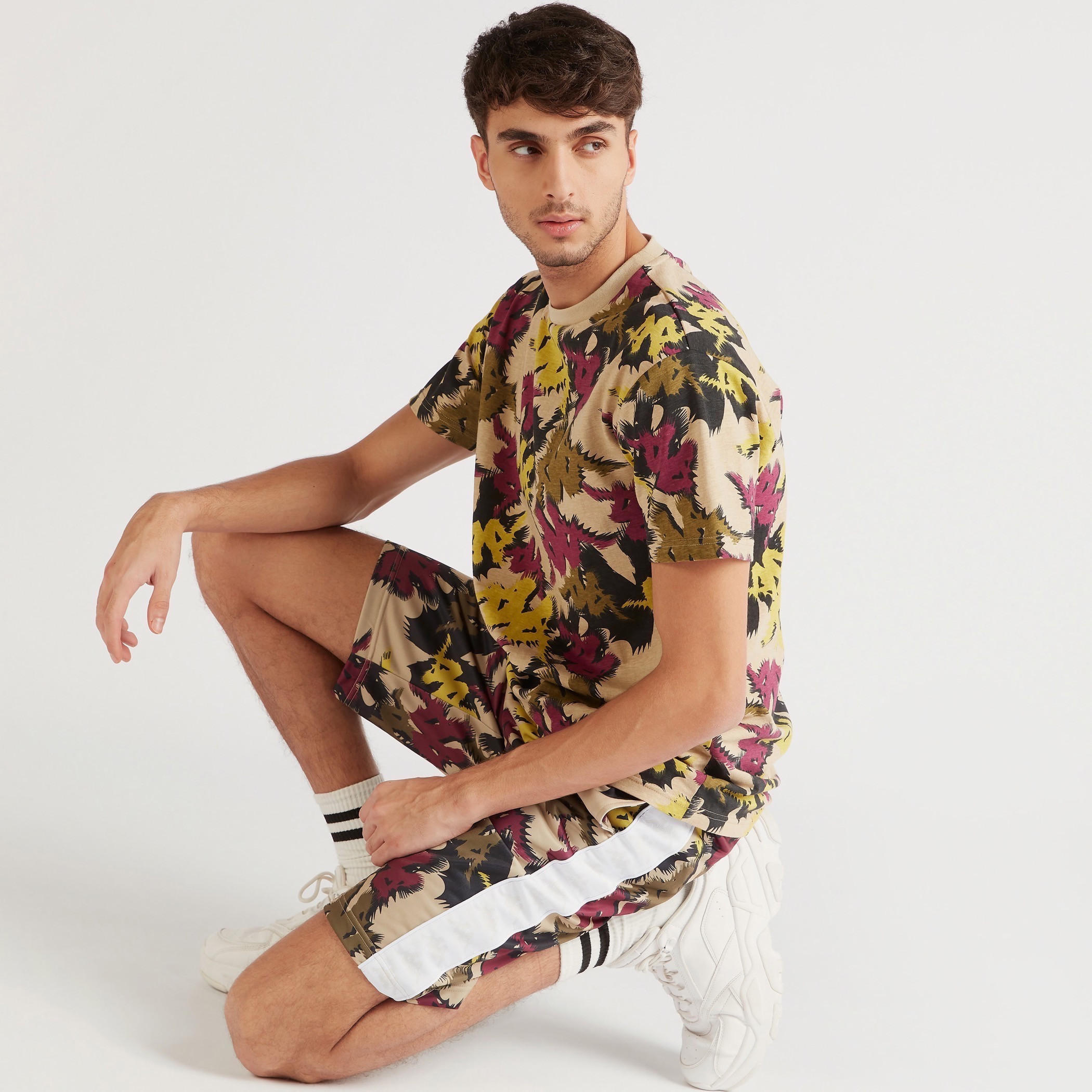 شورت بخصر مطّاطي وجيوب وطبعات من كابا-men-clothing-sportswearandactivewear-bottoms-image-2