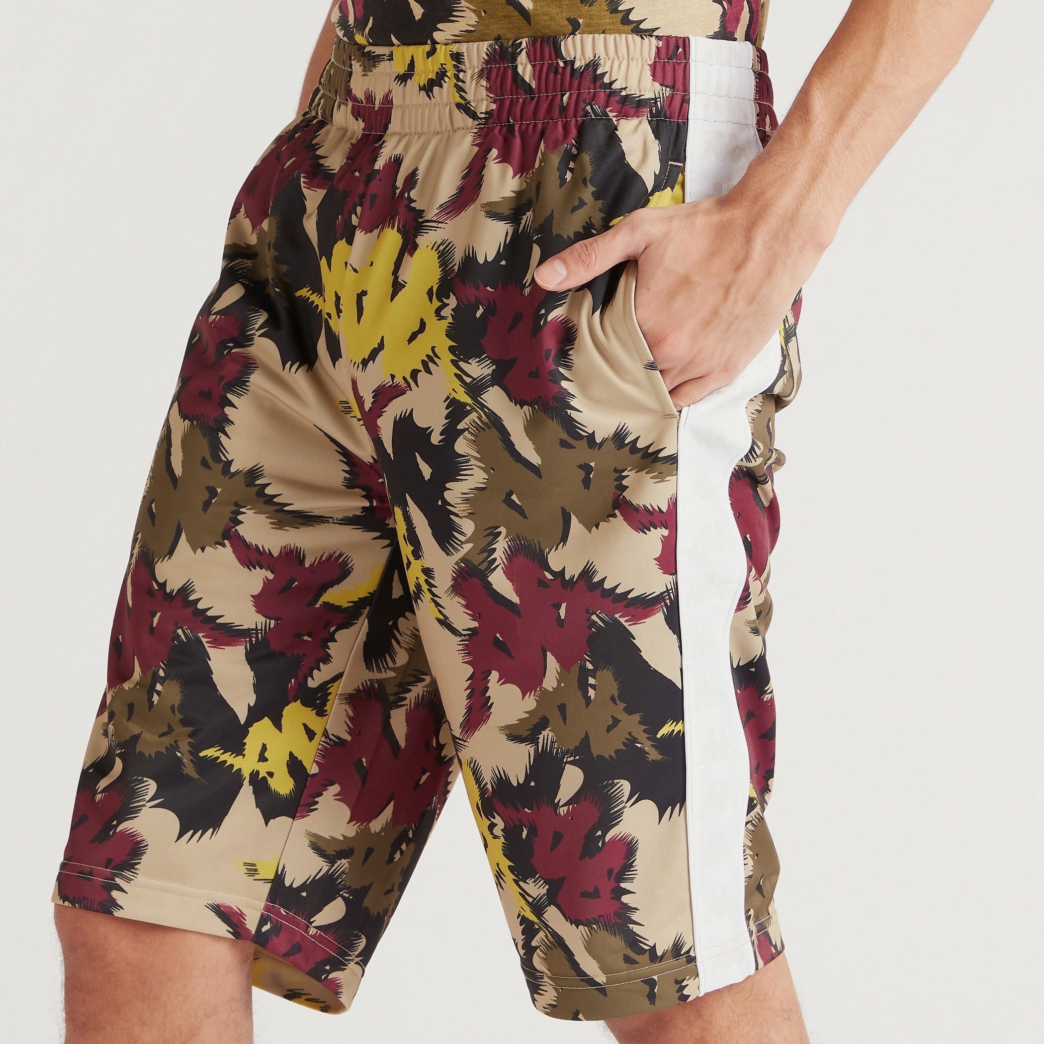 شورت بخصر مطّاطي وجيوب وطبعات من كابا-men-clothing-sportswearandactivewear-bottoms-image-3