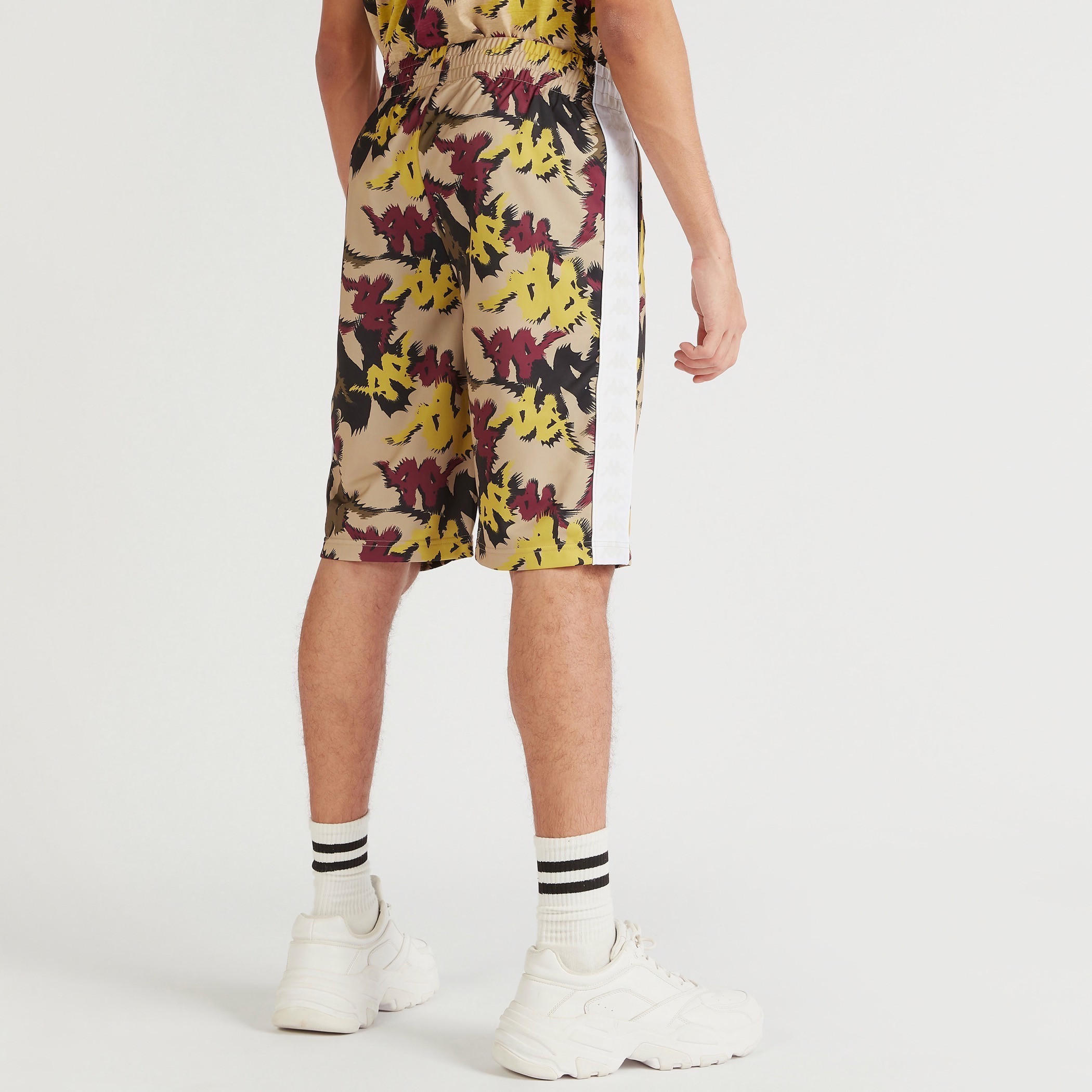 شورت بخصر مطّاطي وجيوب وطبعات من كابا-men-clothing-sportswearandactivewear-bottoms-image-4