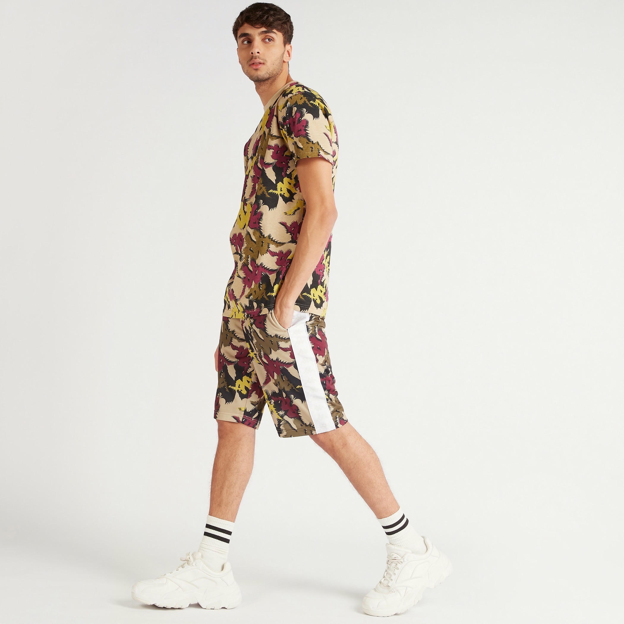 شورت بخصر مطّاطي وجيوب وطبعات من كابا-men-clothing-sportswearandactivewear-bottoms-image-5