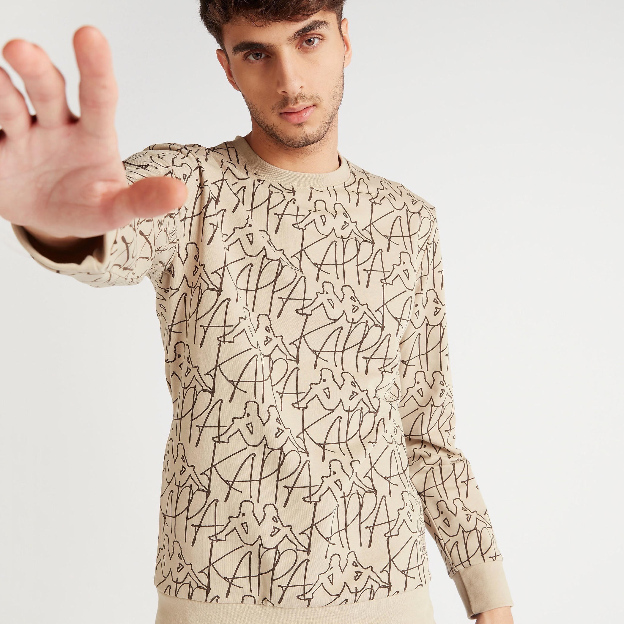 سويت شيرت بأكمام طويلة وياقة ضيّقة وطبعات بالكامل من كابا-men-winterwear-hoodiesandsweatshirts-image-1